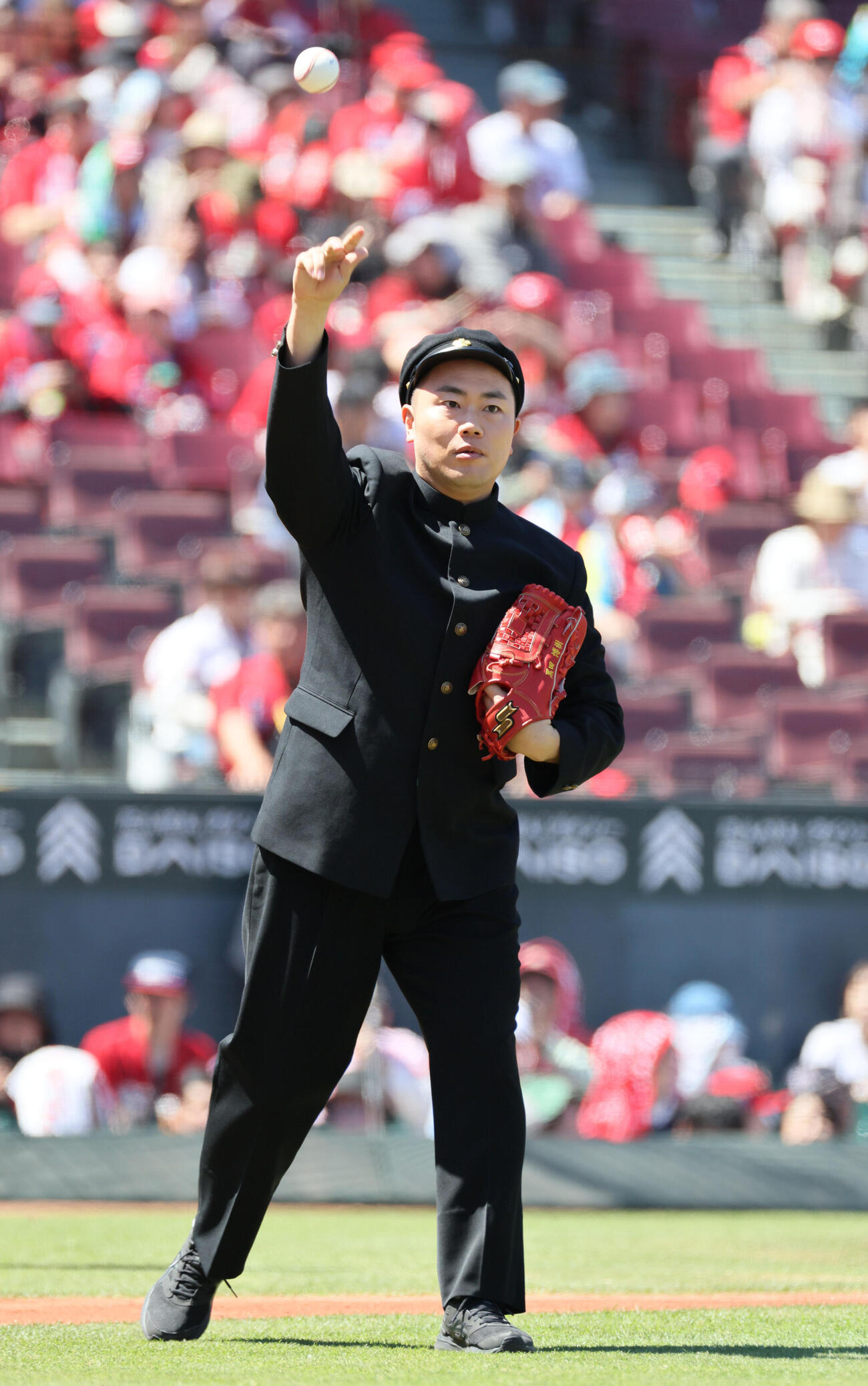 広島対ヤクルト　始球式の練習をするハナコ岡部大（撮影・加藤孝規）