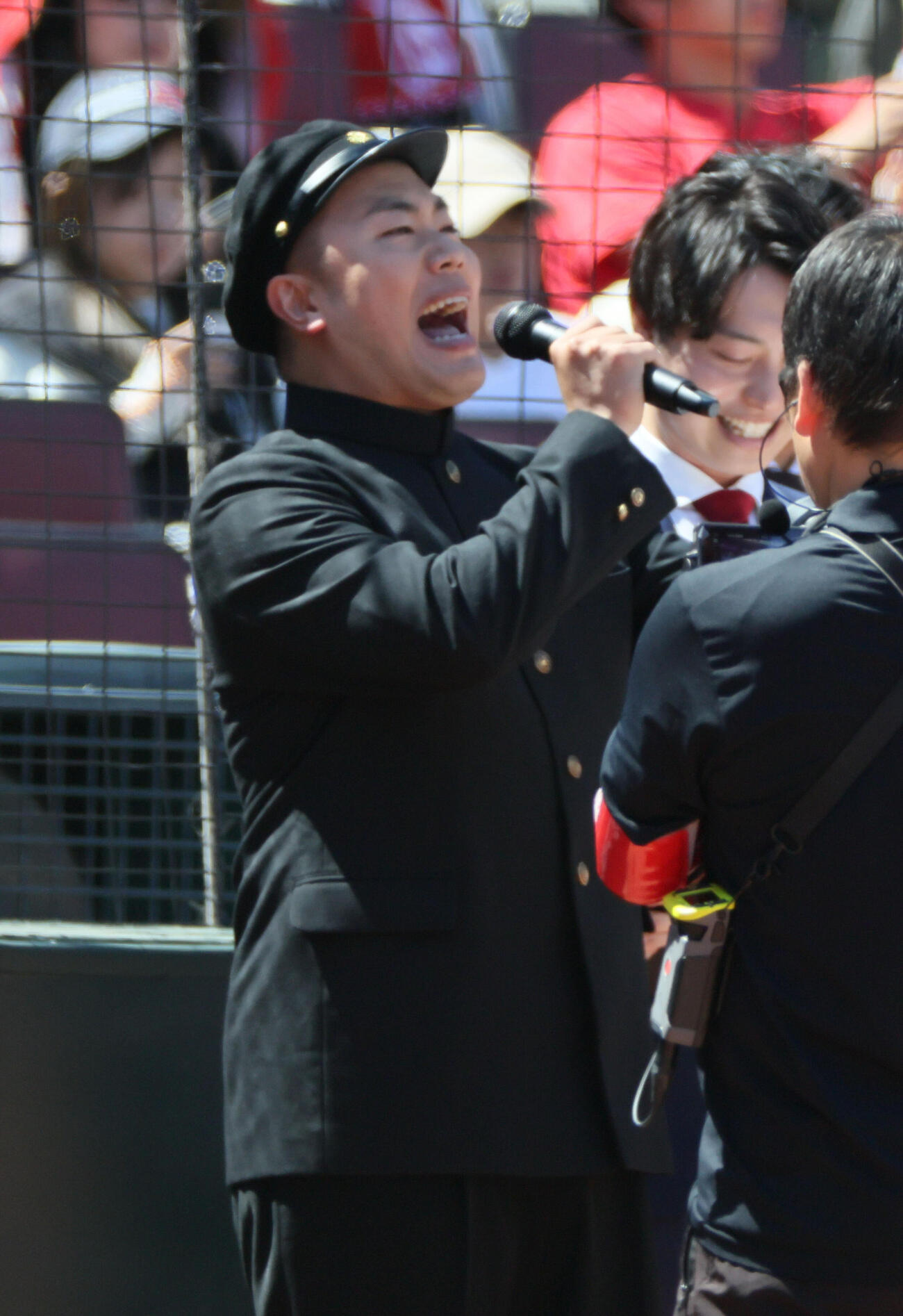 広島対ヤクルト　シート紹介するハナコ岡部大（撮影・加藤孝規）