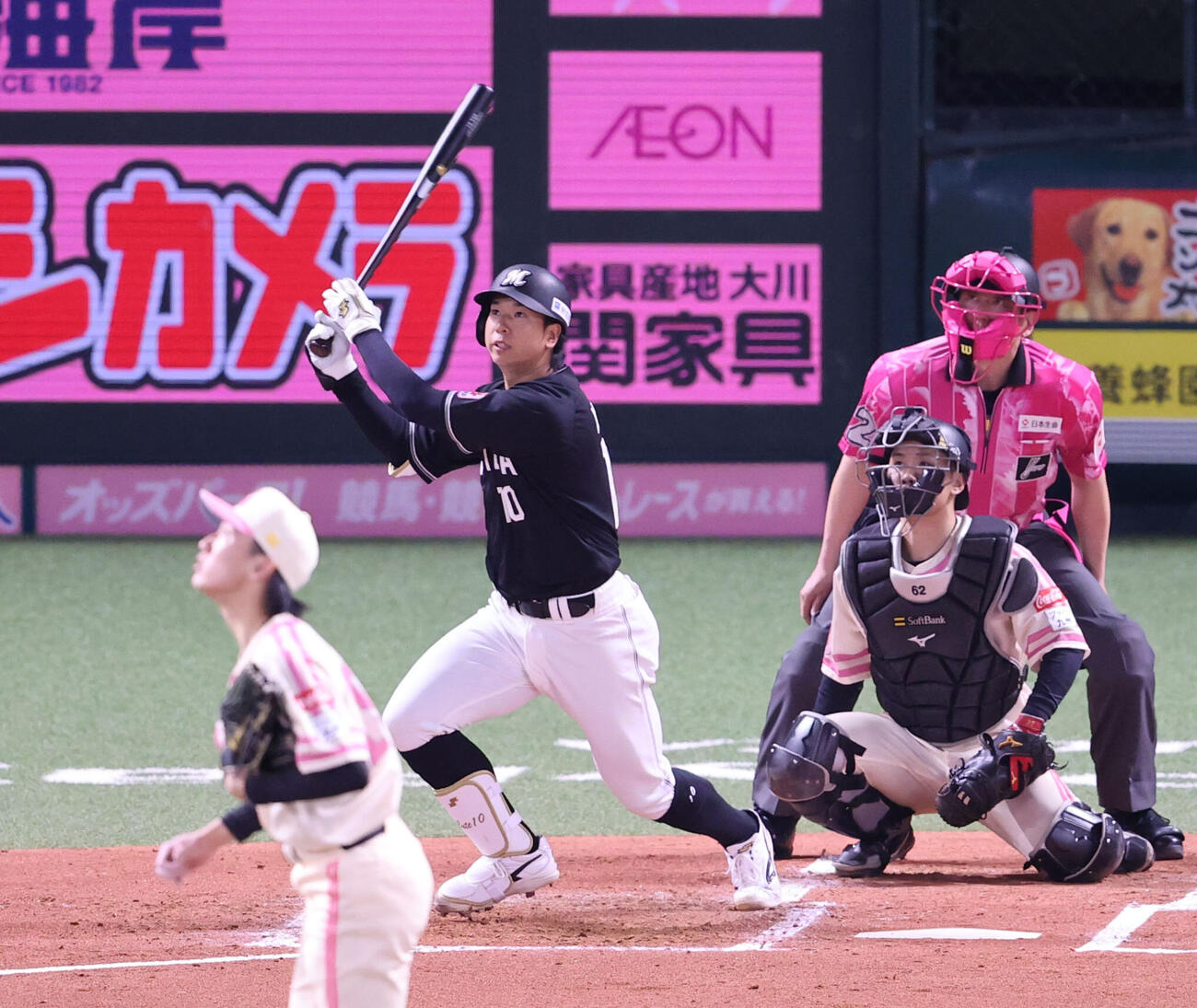 ソフトバンク対ロッテ　2回表ロッテ1死、上田希由翔は右越えに先制本塁打を放つ（撮影・梅根麻紀）
