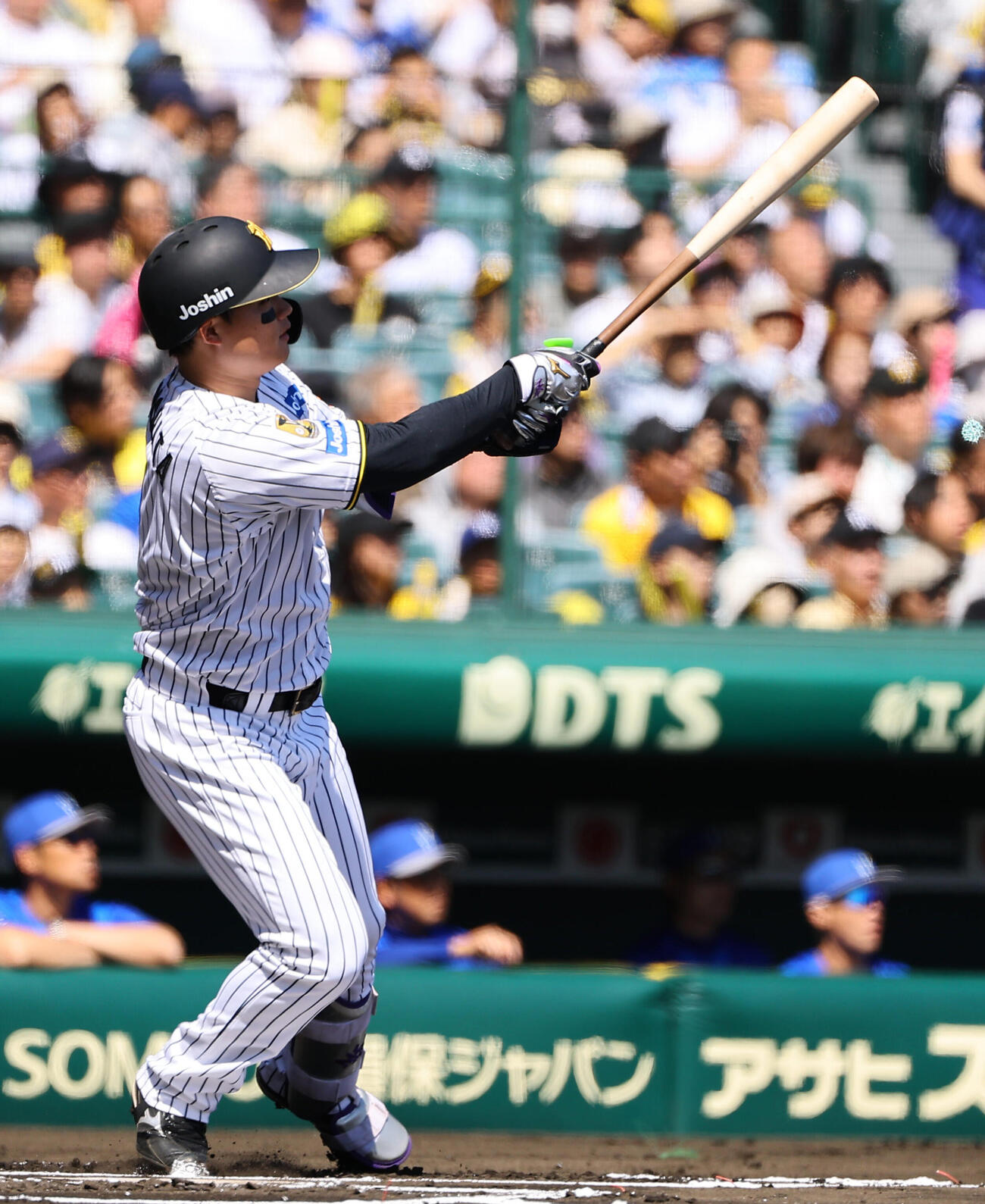 阪神対DeNA 1回裏阪神2死、森下翔太は二塁打を放つ（撮影・上田博志）