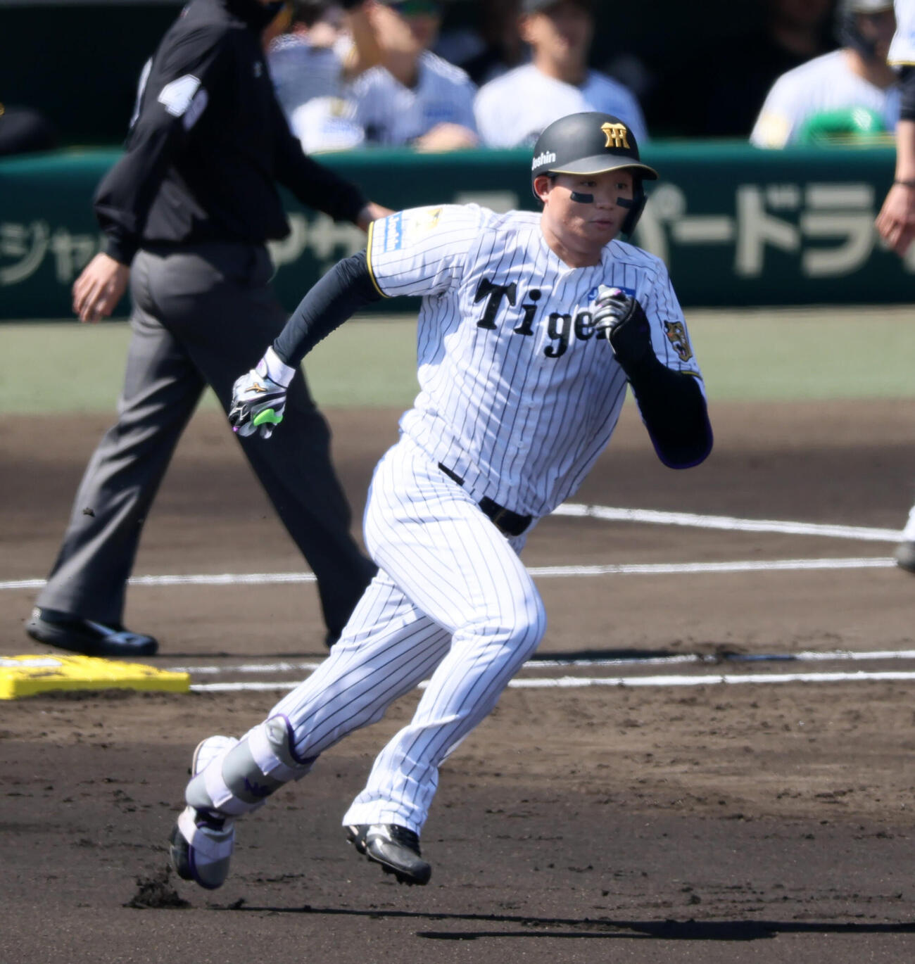 阪神対DeNA 1回裏阪神2死、森下翔太は左越え二塁打を放つ（撮影・加藤哉）