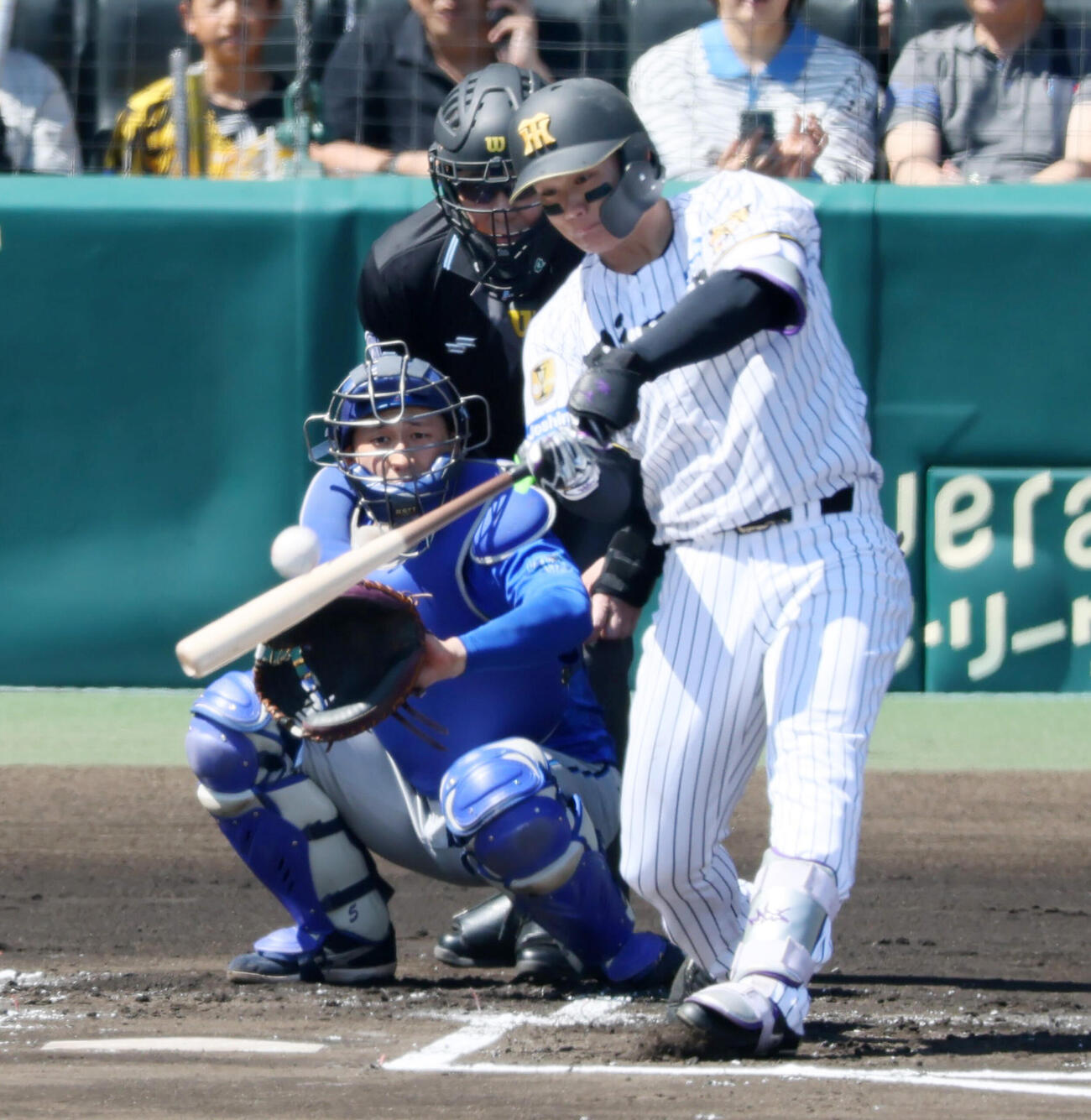 阪神対DeNA 1回裏阪神2死、森下翔太は左越え二塁打を放つ（撮影・加藤哉）