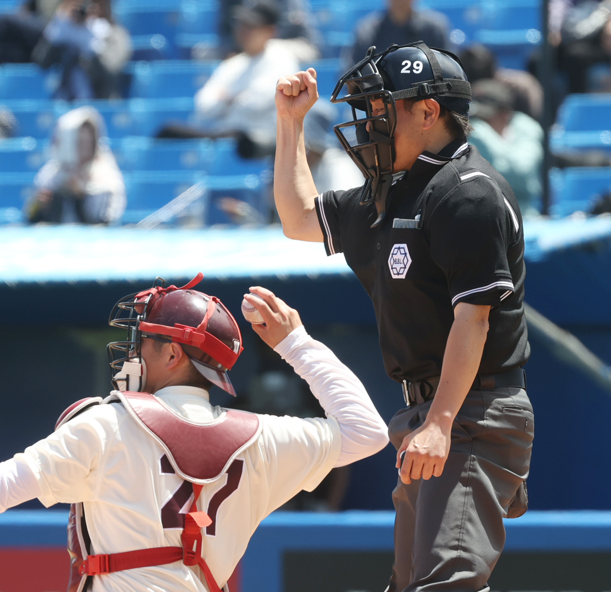 立大対早大戦でNPBの川上審判の番号29を付けた御手洗球審