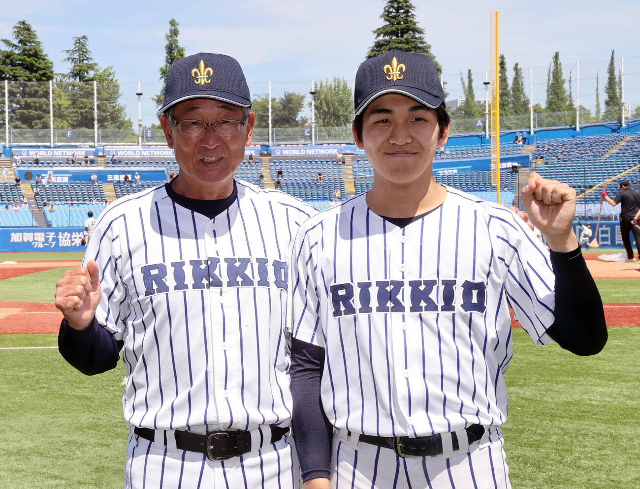 立大対早大、勝利した立大・道本想(右)と木村泰雄監督はガッツポーズする