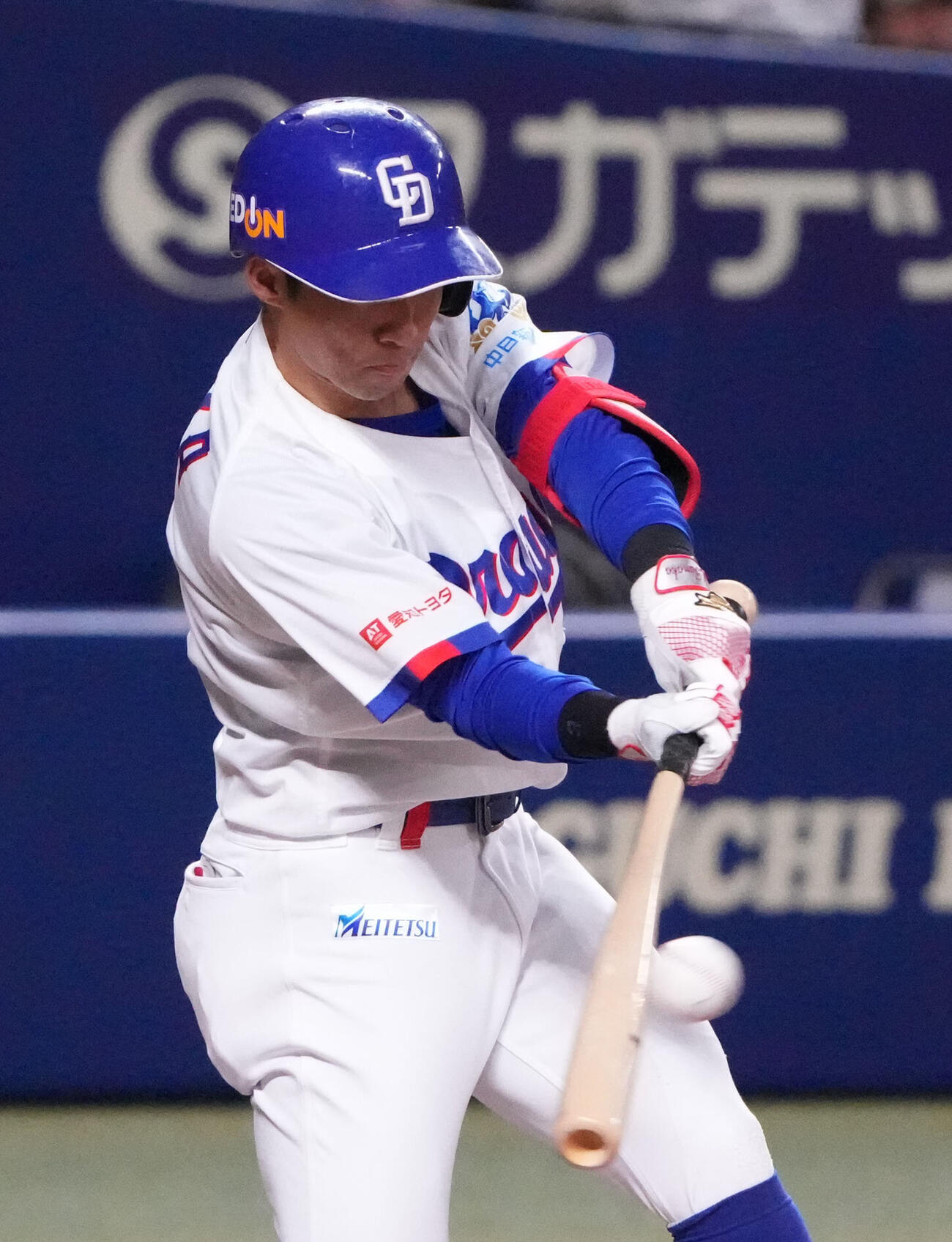 中日対巨人　2回裏中日1死満塁、適時打を放つ田中幹也（撮影・森本幸一）