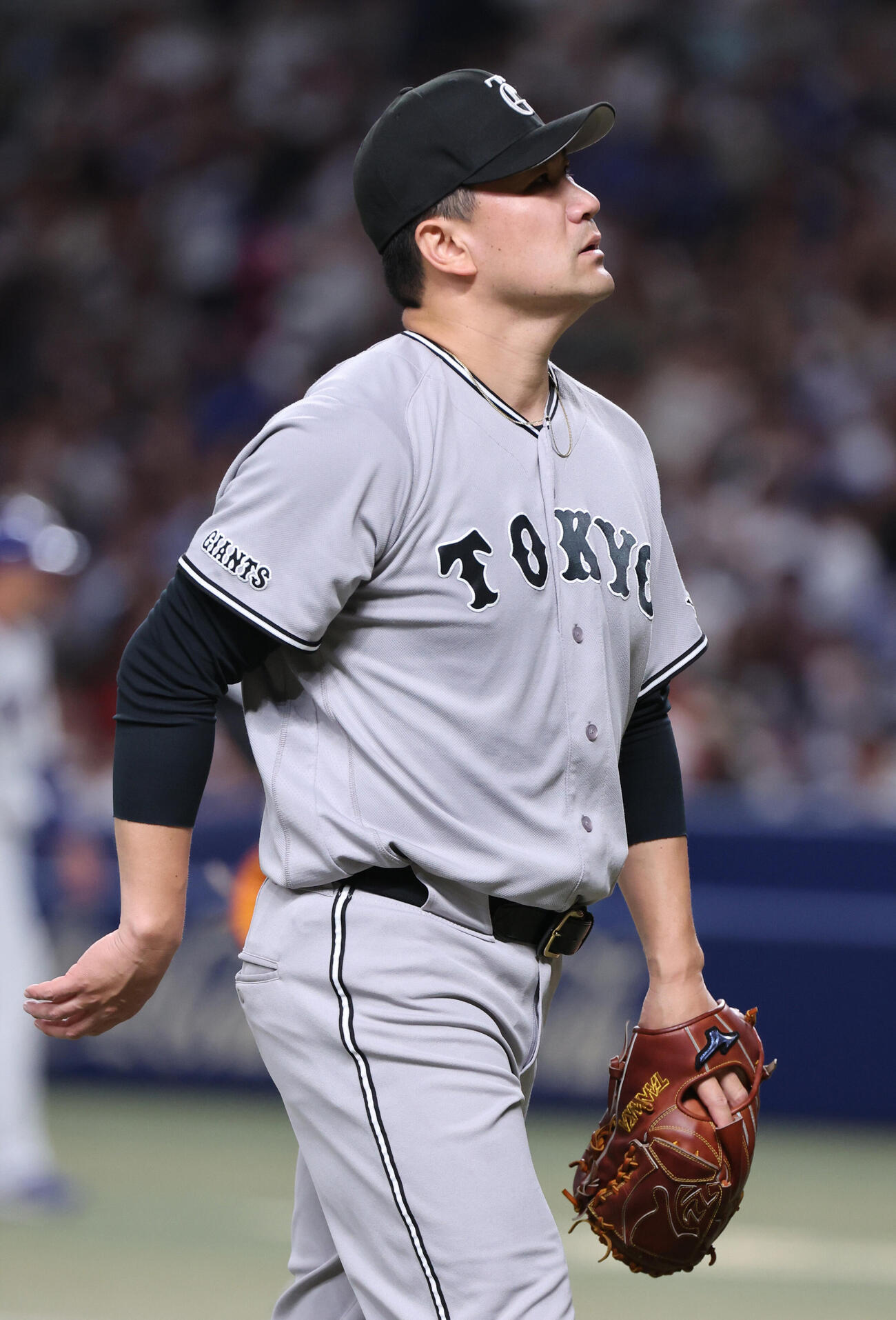 中日対巨人　2回に1点を失った巨人先発の田中将大は渋い表情でベンチに戻る（撮影・西尾就之）