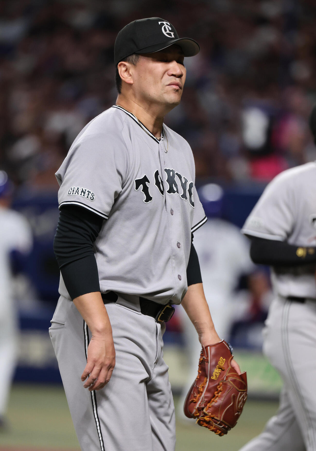 中日対巨人　2回に1点を失った巨人先発の田中将大は渋い表情でベンチに戻る（撮影・西尾就之）