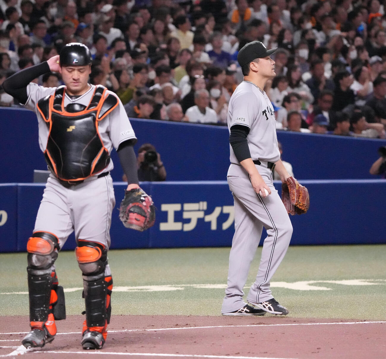 中日対巨人　2回裏中日1死満塁、田中将大（右）は田中幹也に適時打を打たれる（撮影・森本幸一）