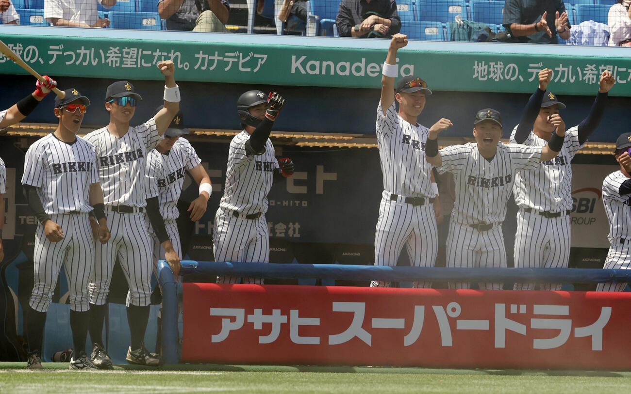 立大対早大　3回表立大2死二塁、長島颯の適時打に喜ぶ立大ナイン＝2026年5月9日