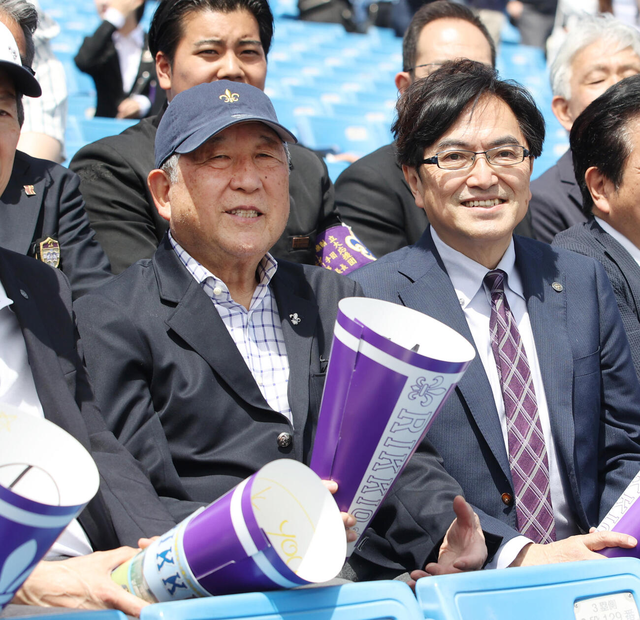 立大対早大戦　立大新応援歌の披露のため神宮球場に駆け付けたOBの徳光和夫氏(左)と西原廉太立大学長
