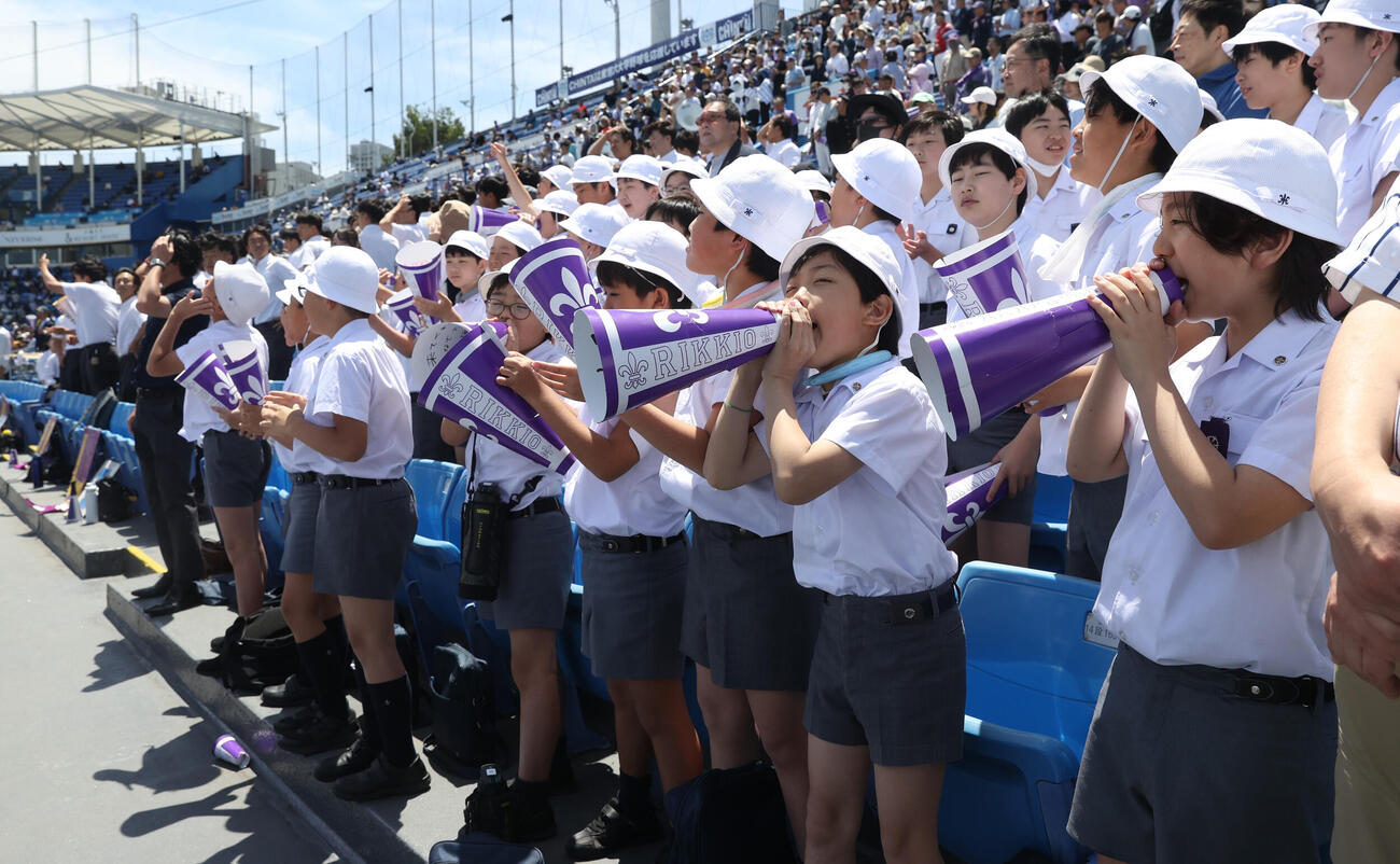 立大対早大戦で応援する立教小学校の児童＝2026年5月9日