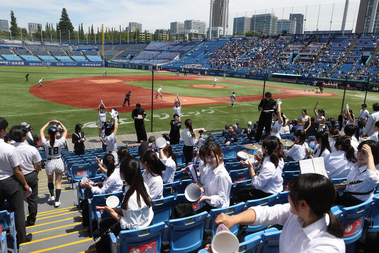 立大対早大　立大新応援歌で応援する応援団＝2026年5月9日