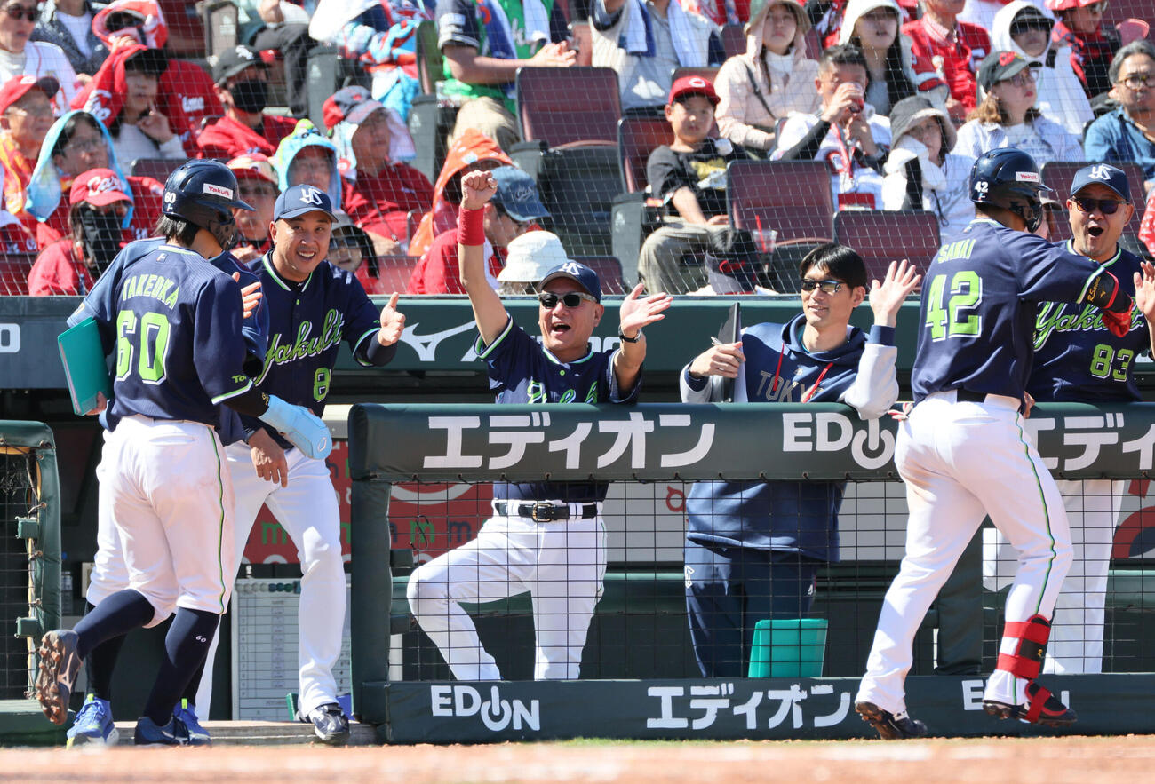 広島対ヤクルト　4回表ヤクルト1死一塁、右中間越え2点本塁打を放った沢井廉らを迎えるヤクルト池山隆寛監督（撮影・加藤孝規）