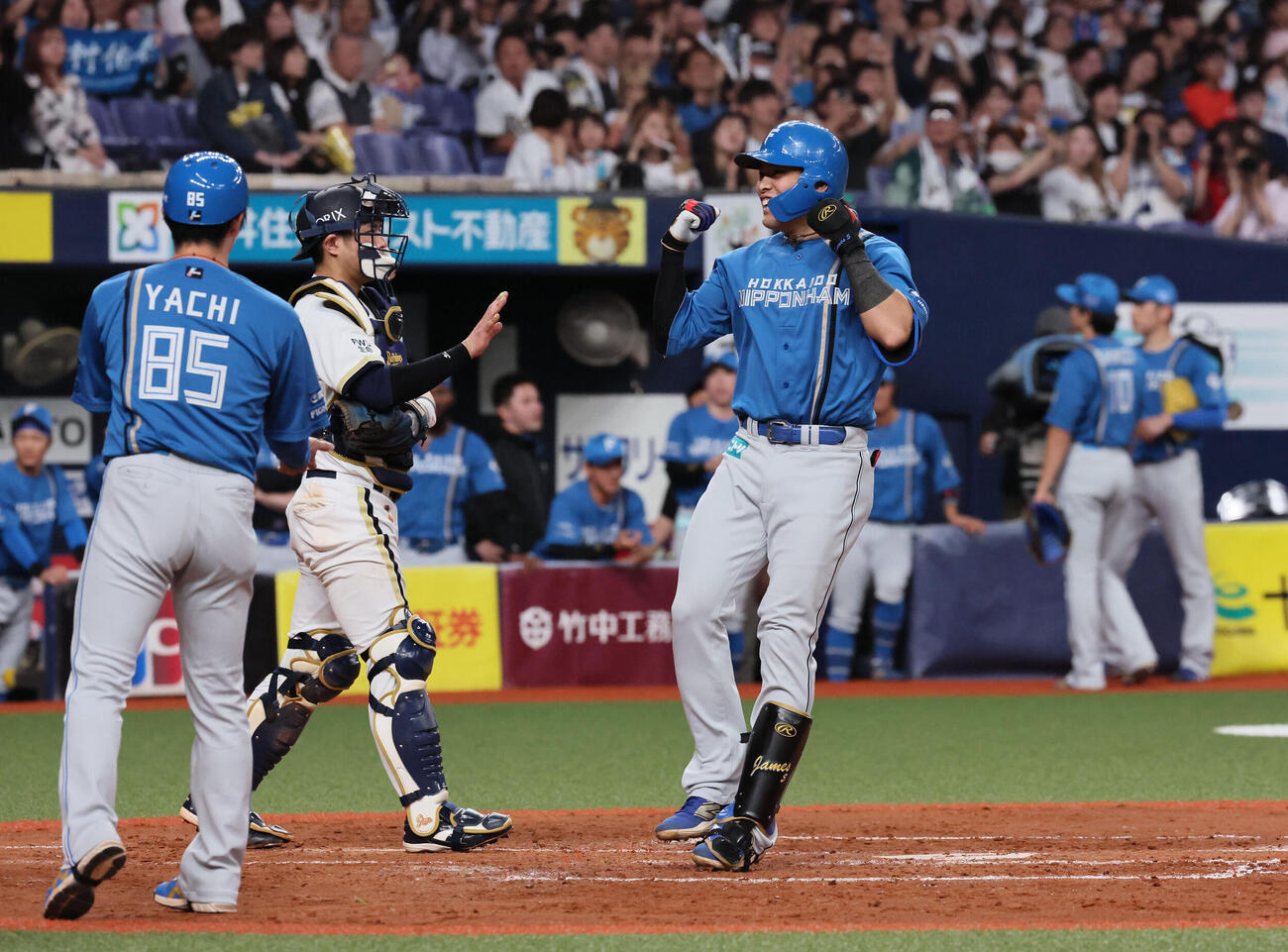 オリックス対日本ハム　5回表日本ハム2死一塁、日本ハム野村佑希は2点本塁打を放ち笑顔で生還する（撮影・宮崎幸一）