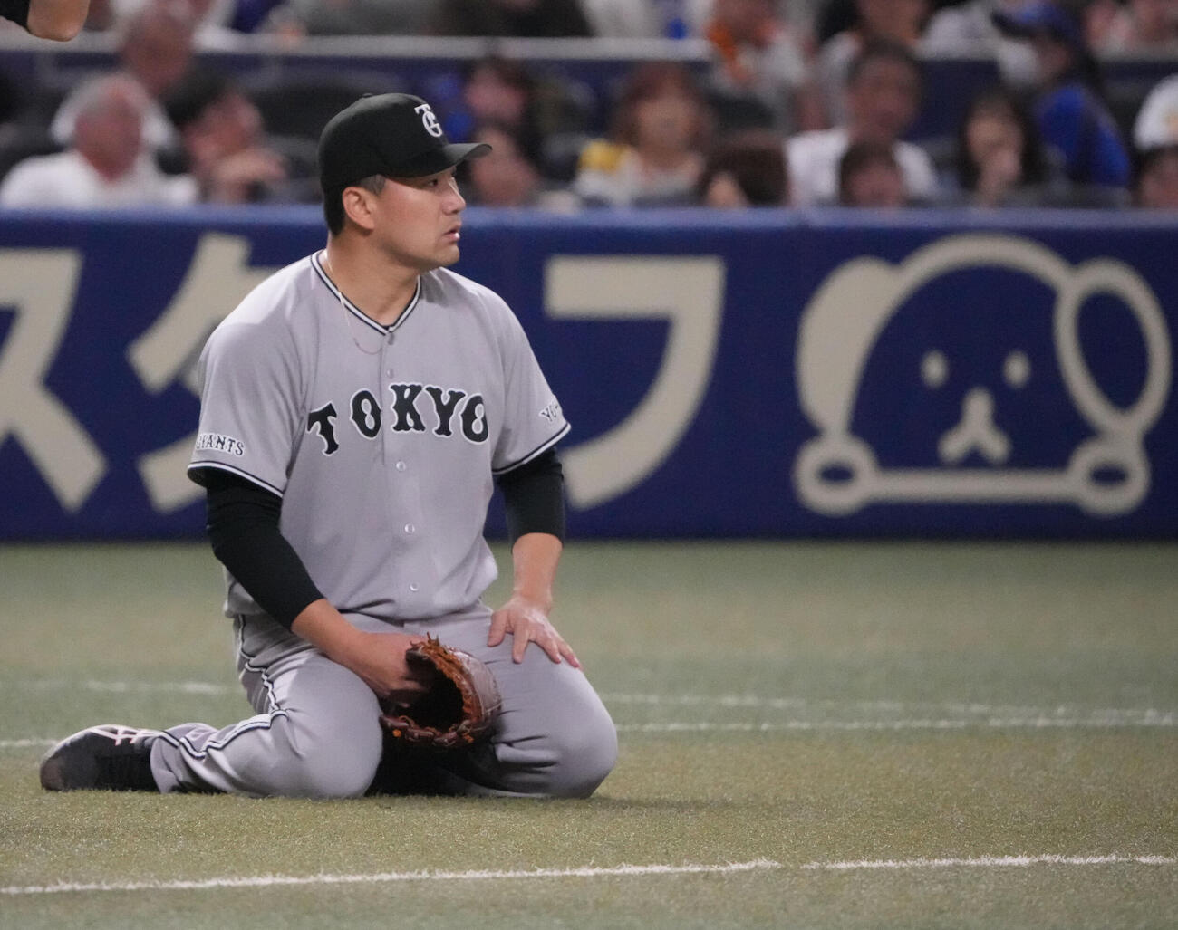 中日対巨人　5回裏中日1死三塁、田中将大は三走・田中幹也と接触し走塁妨害となる（撮影・森本幸一）