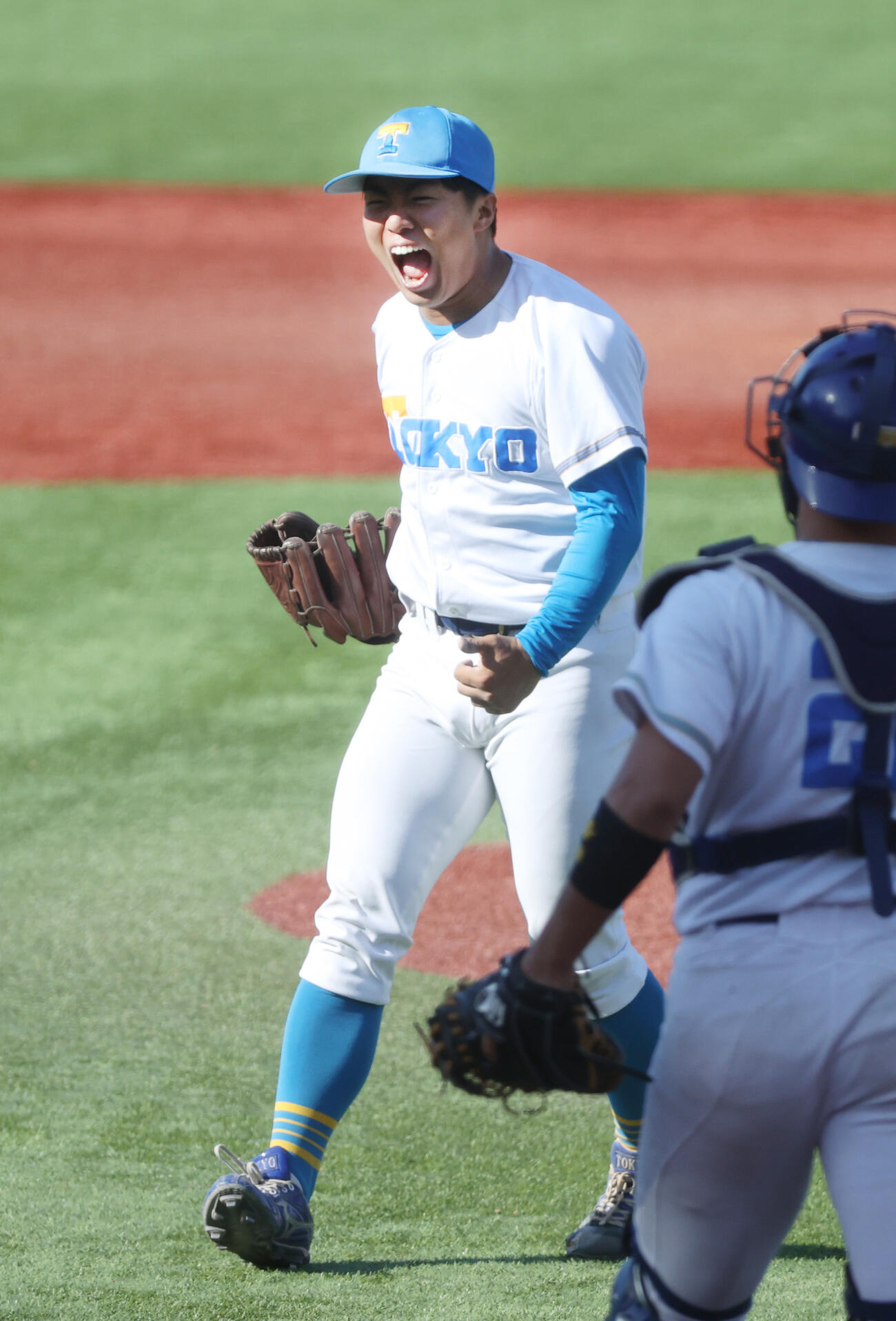 東大対法大　1失点の完投勝利を挙げた東大・松本慎之介は気迫のガッツポーズ（撮影・柴田隆二）
