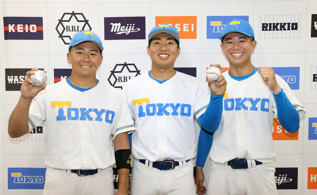 東大対法大勝利した、左から東大・明石健、松本慎之介、樋口航介はガッツポーズする＝2026年5月9日