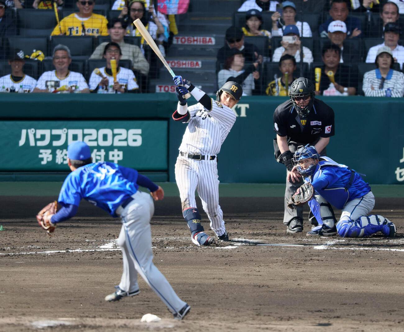 阪神対DeNA 6回裏阪神1死一、三塁、木浪聖也は中犠飛を打ち上げ先制。投手篠木健太郎（撮影・加藤哉）