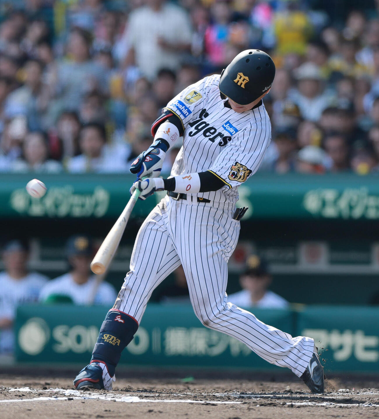 阪神対DeNA 6回裏阪神1死一、三塁、木浪聖也は中飛を放ち犠飛とする（撮影・上山淳一）