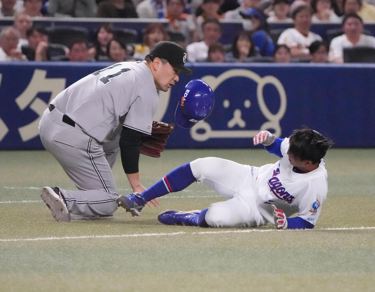 中日対巨人　5回裏中日1死三塁、田中将大（左）は三走・田中幹也と接触し走塁妨害となる（撮影・森本幸一）
