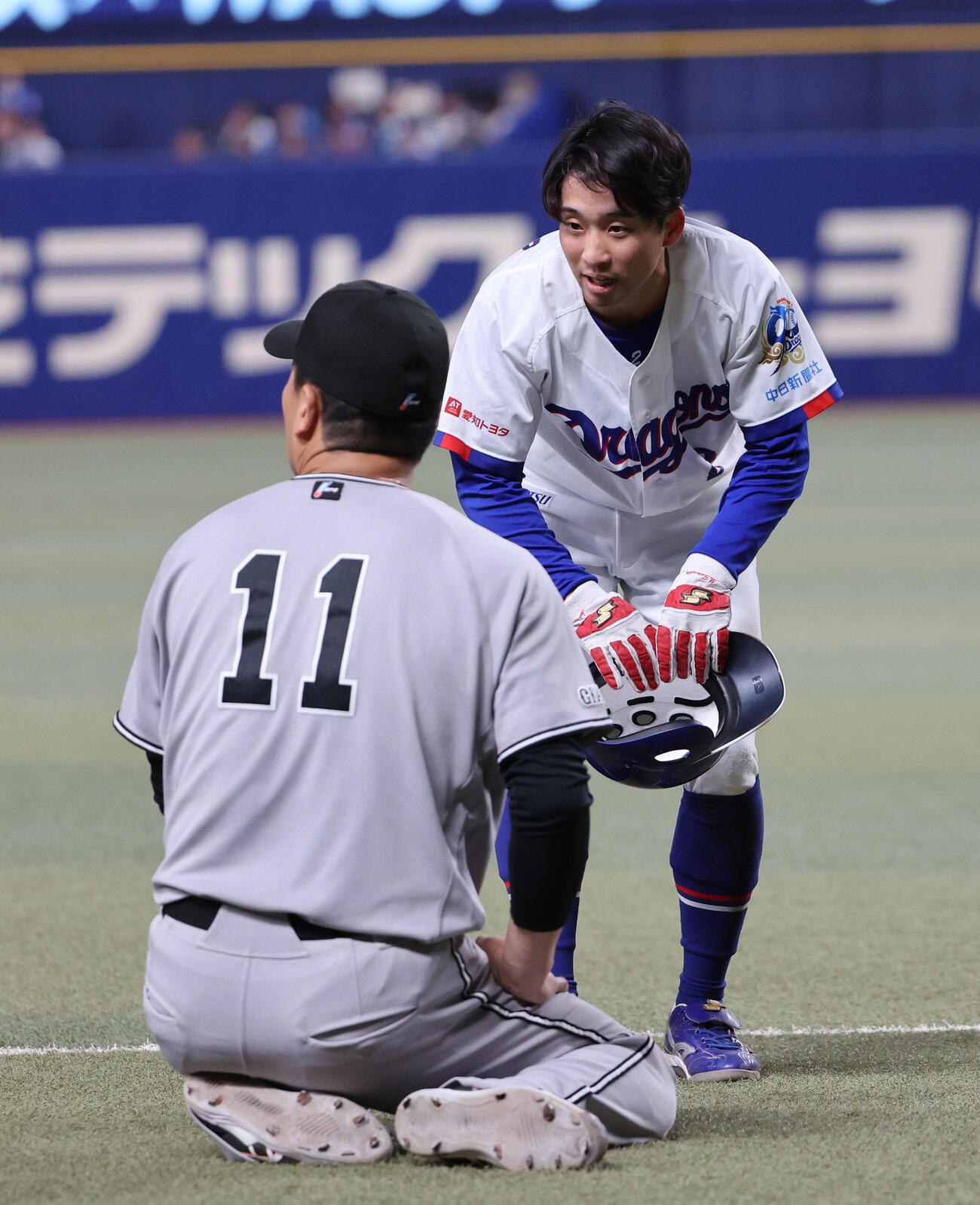 中日対巨人　5回裏中日1死三塁、カリステの三塁ゴロで生還を狙った三走田中幹也は三本間に挟まれたが、このプレー中にボールを持たない田中将大と激突、走塁妨害となり生還したが、田中将大を気遣う（撮影・西尾就之）
