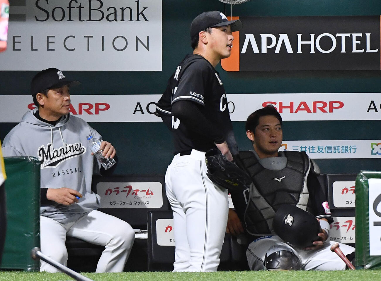 ソフトバンク対ロッテ　4回裏終了後、ベンチで佐藤都志也（右）と話す田中晴也（中央）。左はサブロー監督（撮影・岩下翔太）