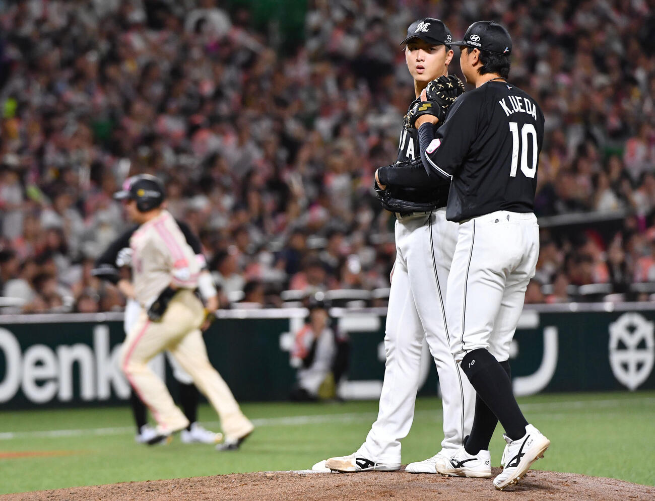 ソフトバンク対ロッテ　4回裏ソフトバンク無死一、二塁、山川穂高（左）に勝ち越しの左越え3点本塁打を打たれた田中晴也（右から2人目）（撮影・岩下翔太）