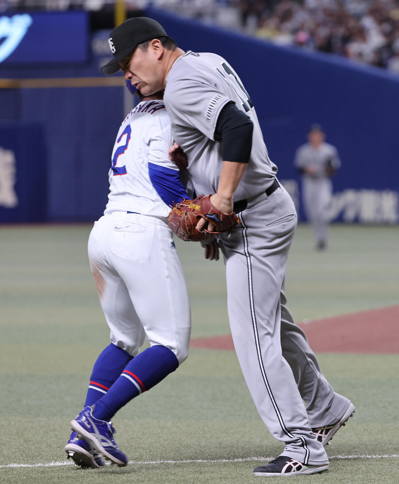 中日対巨人　5回裏中日1死三塁、カリステの三塁ゴロで生還を狙った三走田中幹也は三本間に挟まれたが、このプレー中にボールを持たない田中将大と激突、走塁妨害となり生還した（撮影・西尾就之）