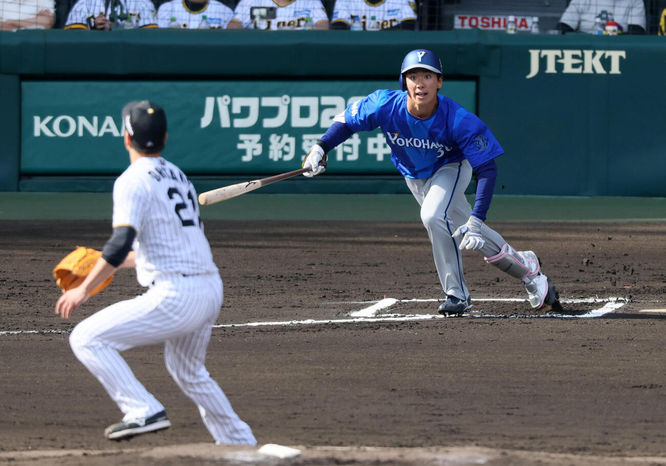 阪神対DeNA 6回表DeNA2死、篠木健太郎は二塁内野安打を放つ。投手大竹耕太郎（撮影・加藤哉）