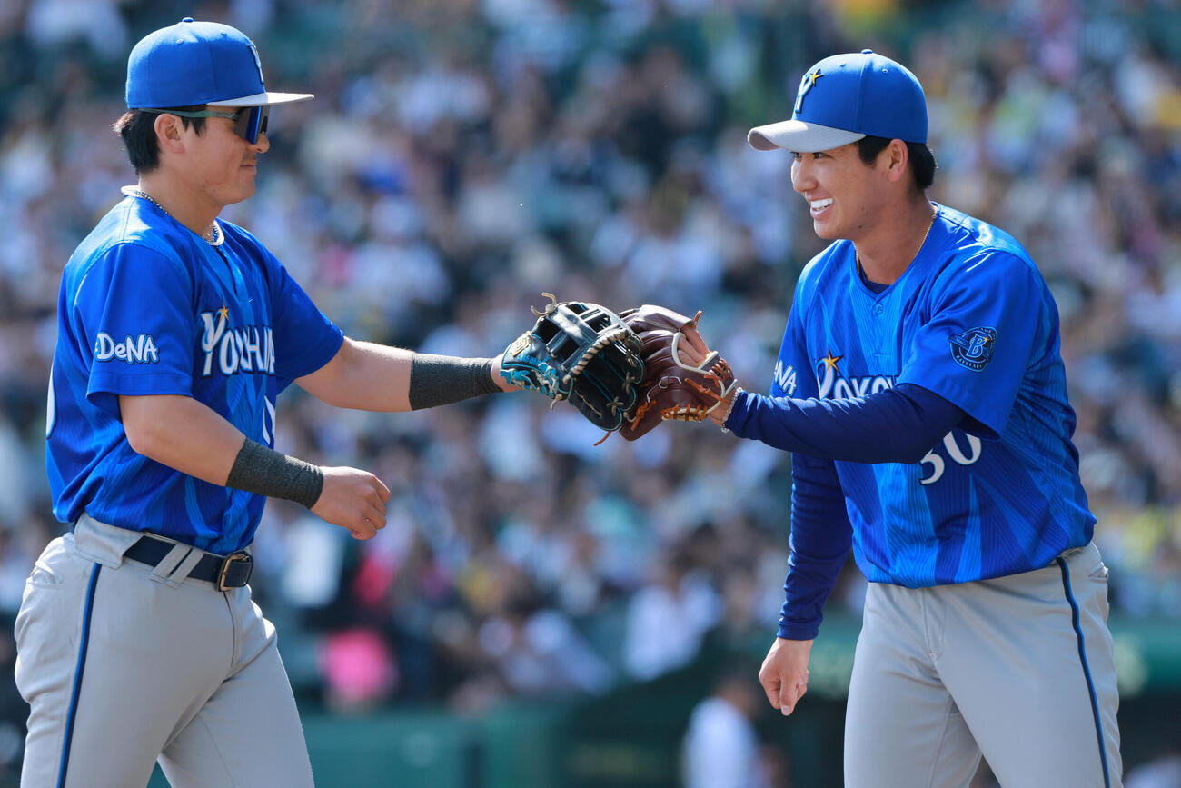 阪神対DeNA 4回を終えDeNA篠木健太郎（右）は林琢真とタッチをかわす（撮影・上山淳一）