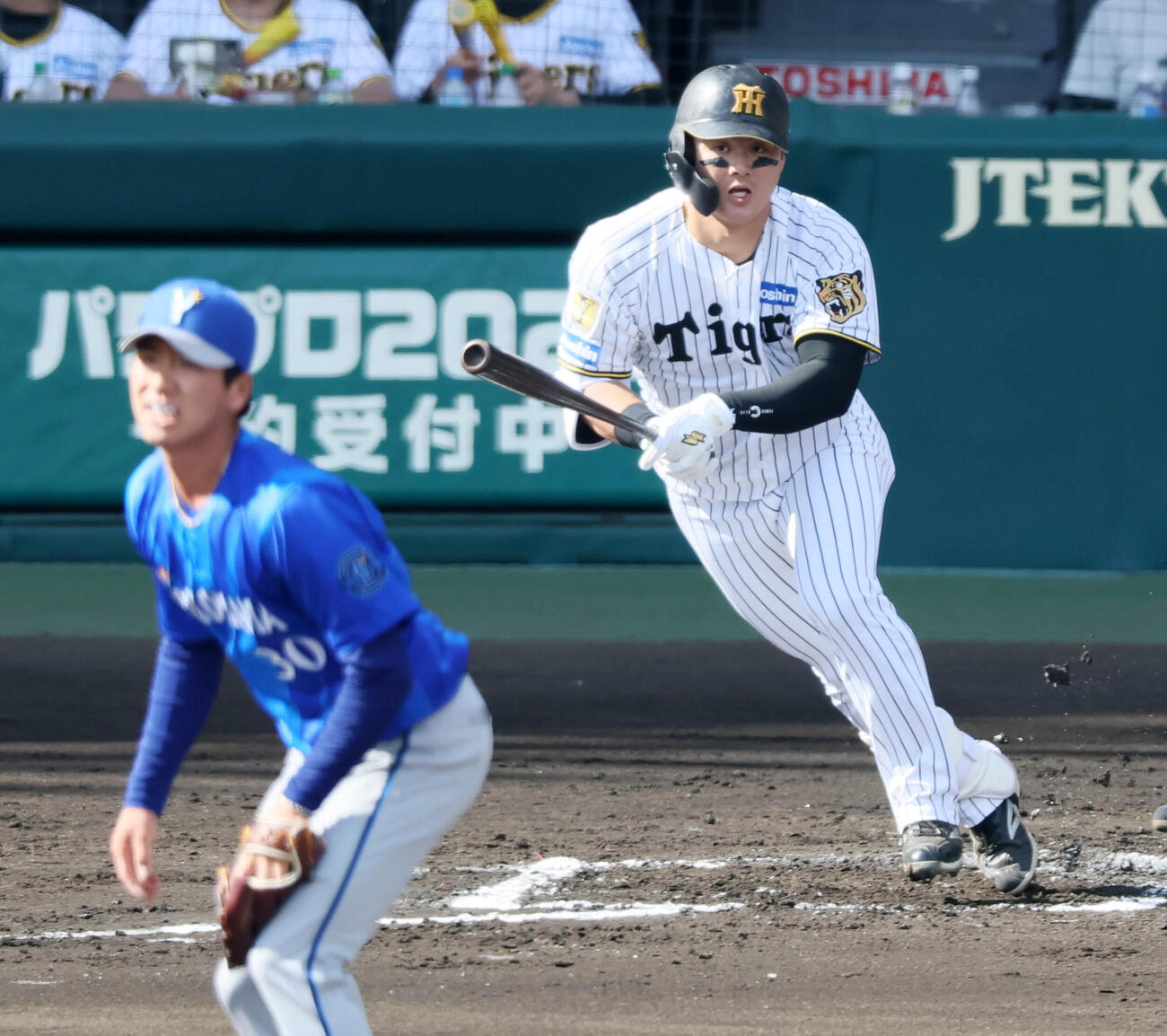 阪神対DeNA 6回裏阪神1死一塁、前川右京は中前打を放つ。投手篠木健太郎（撮影・加藤哉）