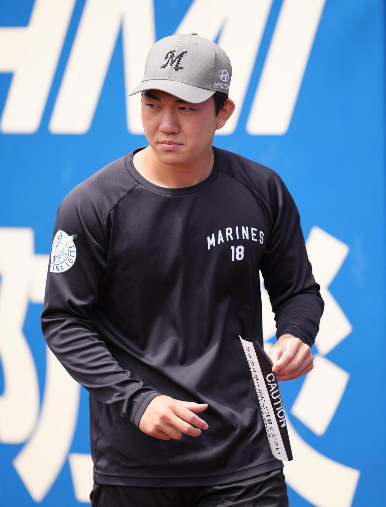 ファーム・リーグ　ロッテ対巨人　試合前、強風でグラウンドに落ちていたゴミを拾うロッテ石垣元気（撮影・足立雅史）