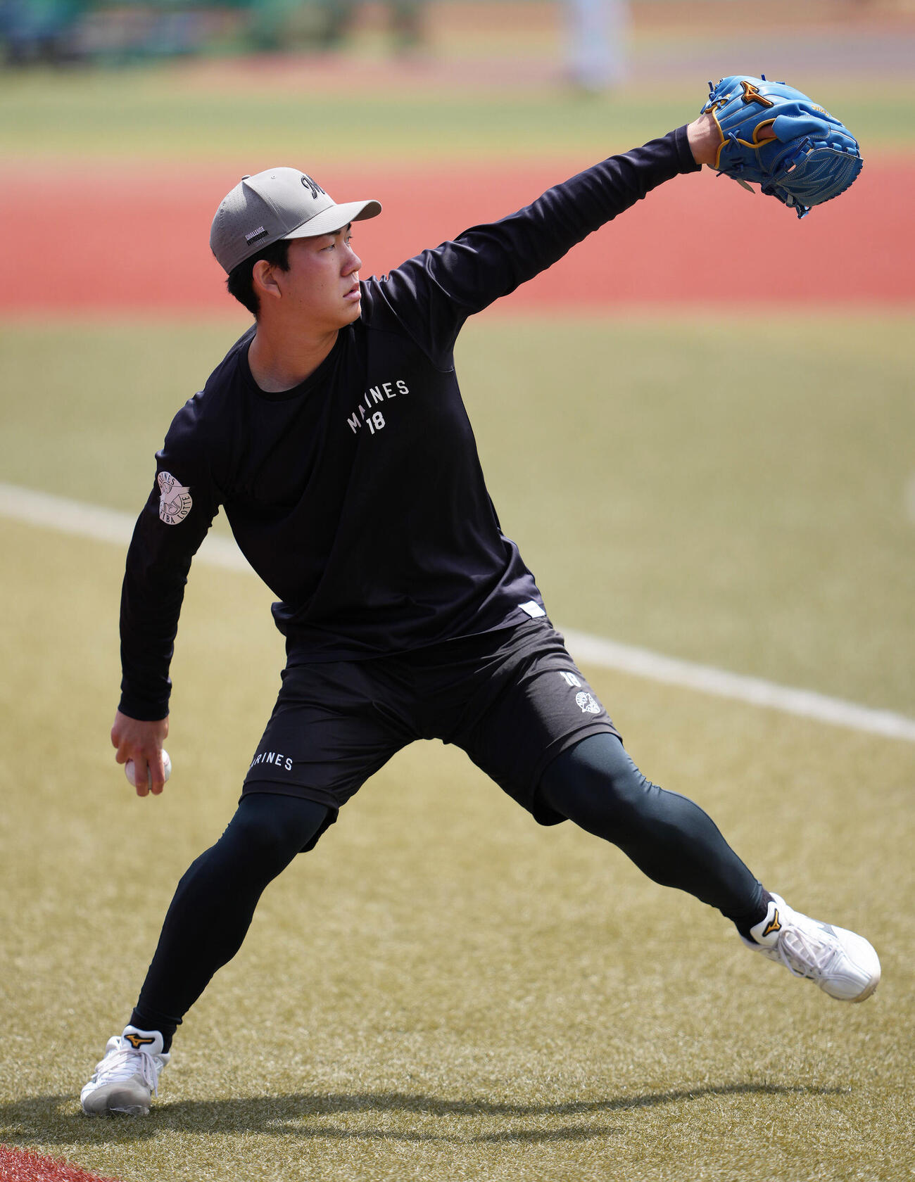 ファーム・リーグ　ロッテ対巨人　試合前、キャッチボールで調整するロッテ石垣元気（撮影・足立雅史）