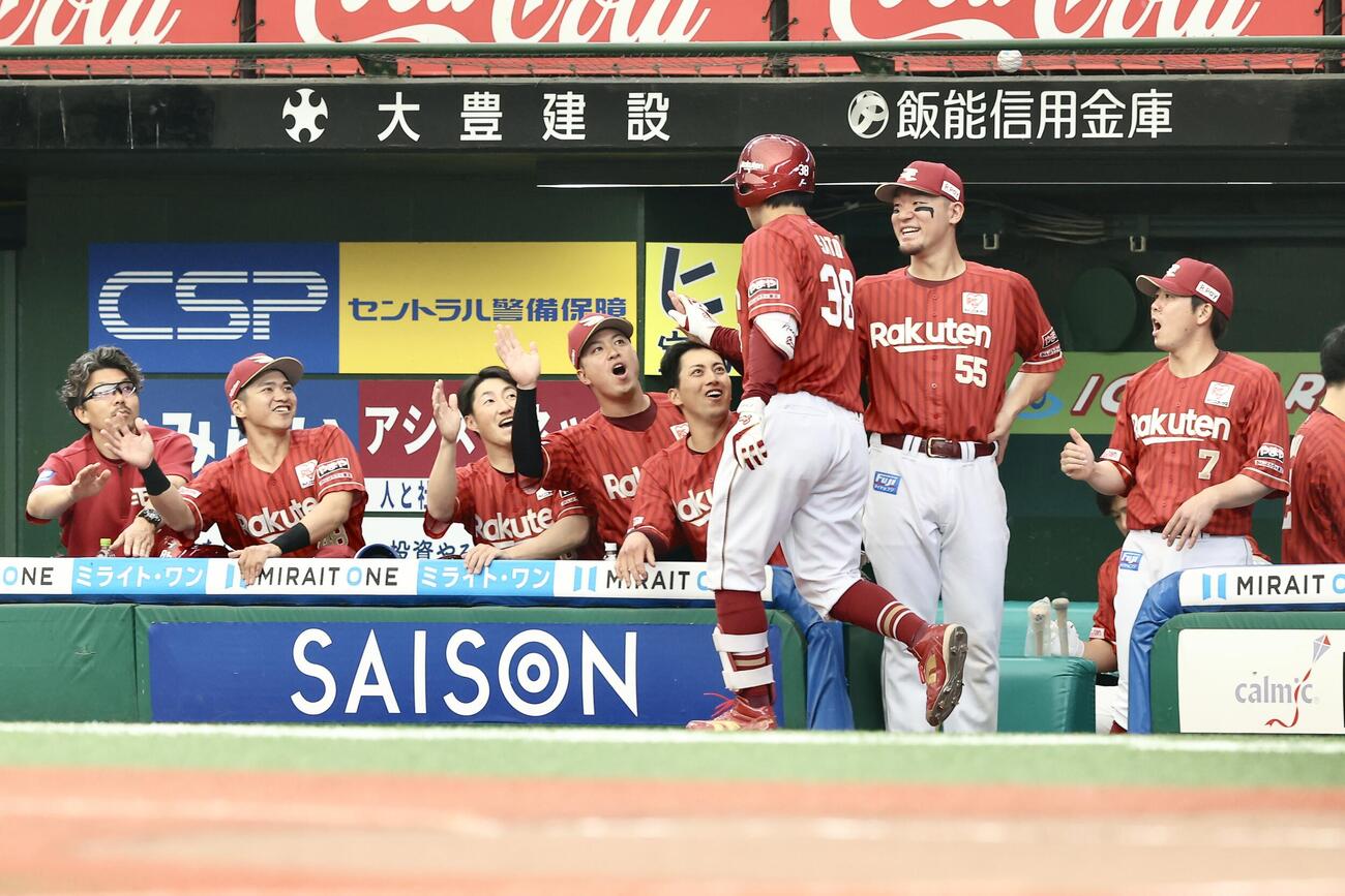 西武対楽天　6回表楽天無死、左越えソロ本塁打で生還する佐藤直樹（手前）を迎えるチームメート（撮影・河田真司）
