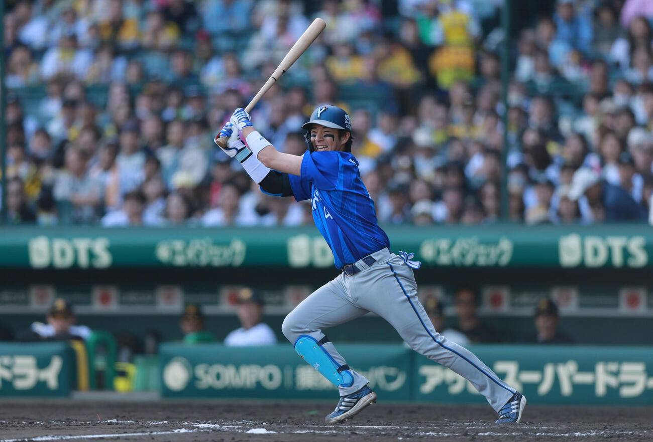 阪神対DeNA 8回表DeNA1死満塁、度会隆輝は2点適時打を放つ（撮影・上山淳一）