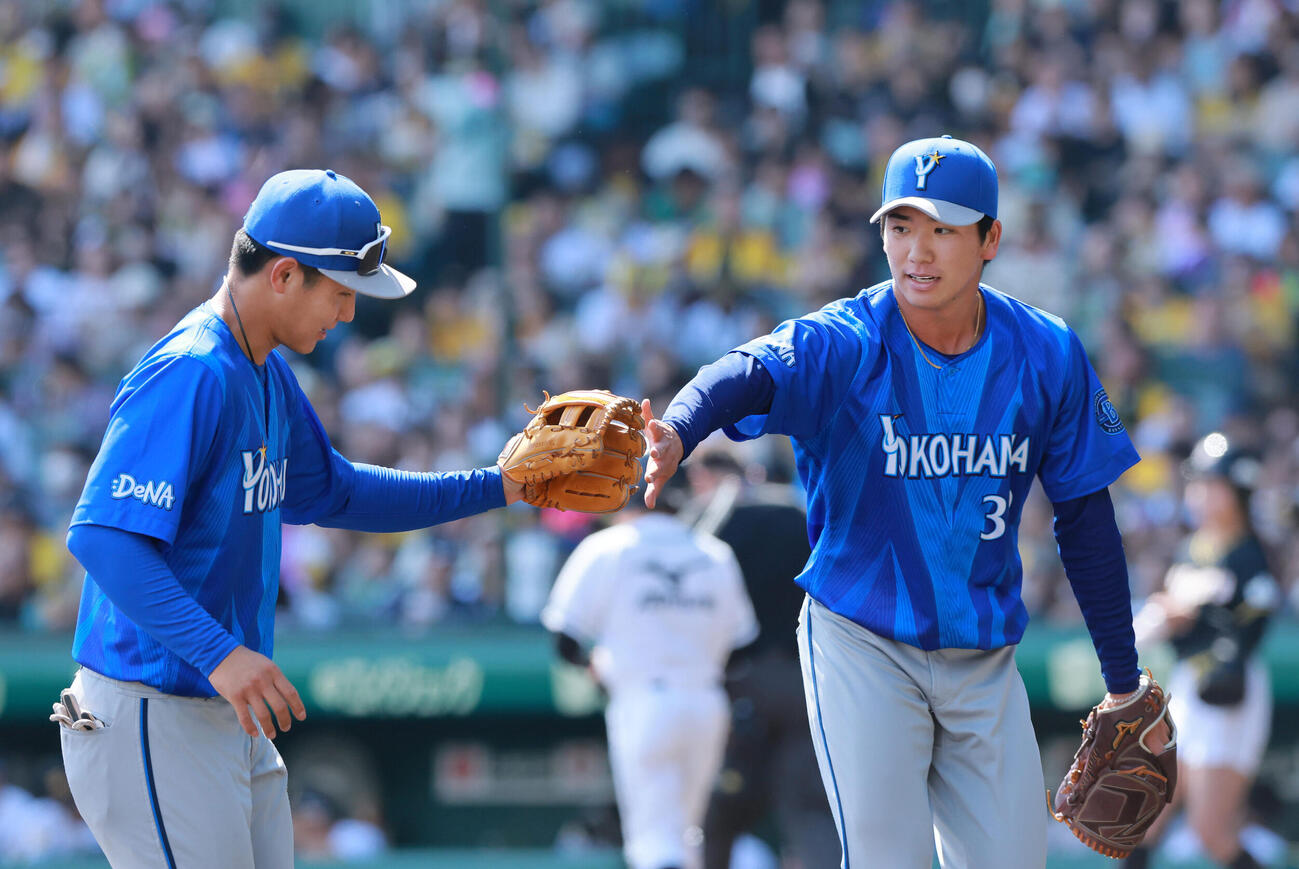 阪神対DeNA 3回を投げ終えベンチに引き揚げるDeNA篠木健太郎（撮影・上山淳一）