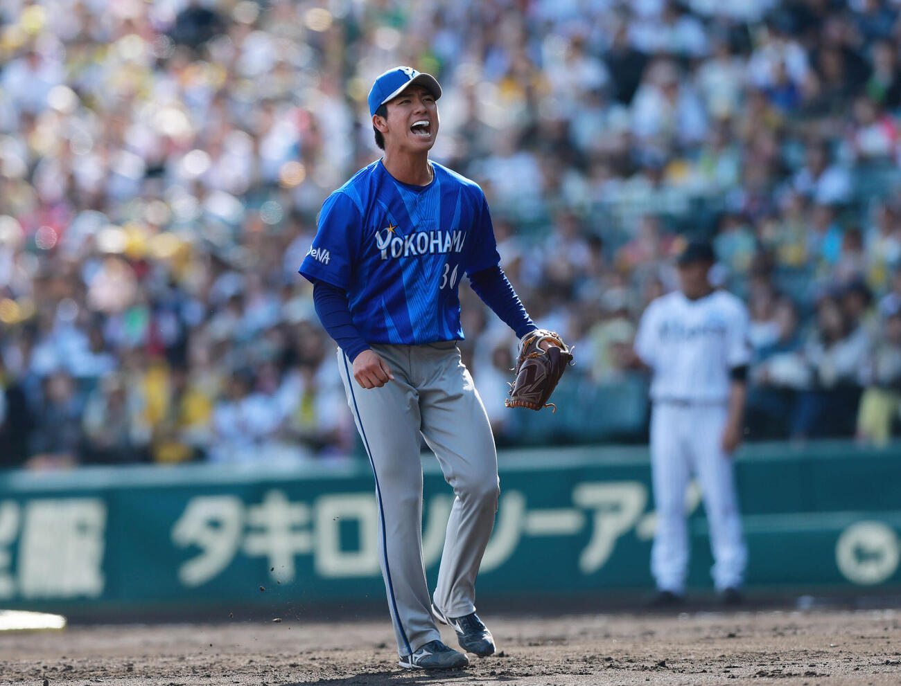 阪神対DeNA 6回裏阪神2死一塁、篠木健太郎は坂本誠志郎を空振り三振に仕留め雄たけびを上げる（撮影・上山淳一）