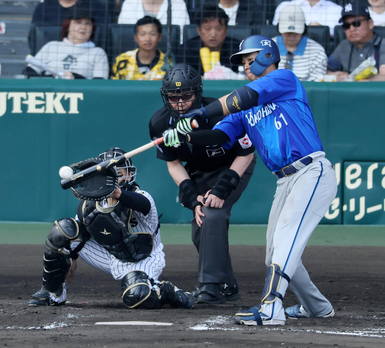 阪神対DeNA 8回表DeNA1死満塁、蝦名達夫は右前適時打を放つ（撮影・加藤哉）