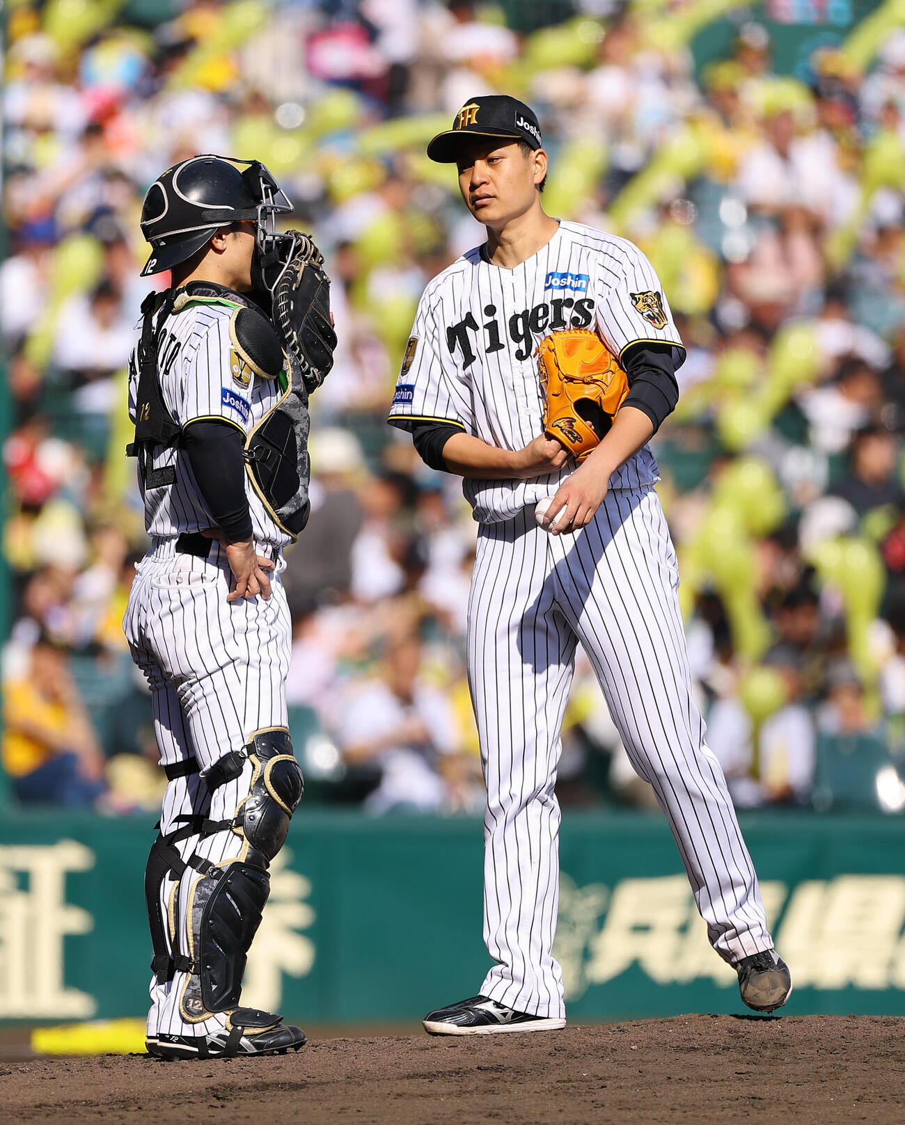 阪神対DeNA 7回表DeNA2死一塁、マウンドで坂本誠志郎（左）と話をする大竹耕太郎（撮影・上田博志）