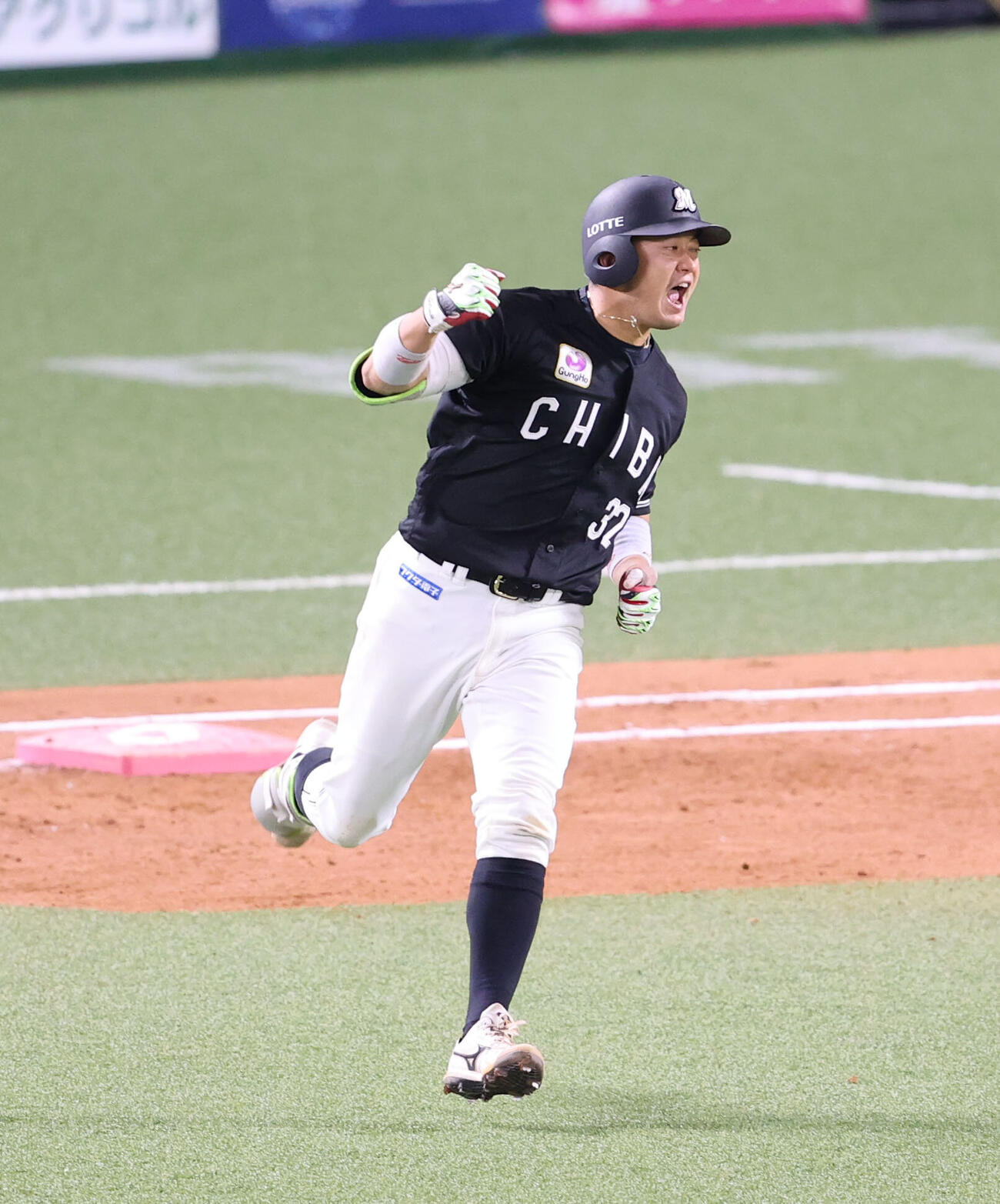 ソフトバンク対ロッテ　8回表ロッテ1死、佐藤都志也は右越えに同点本塁打を放ちガッツポーズ（撮影・梅根麻紀）