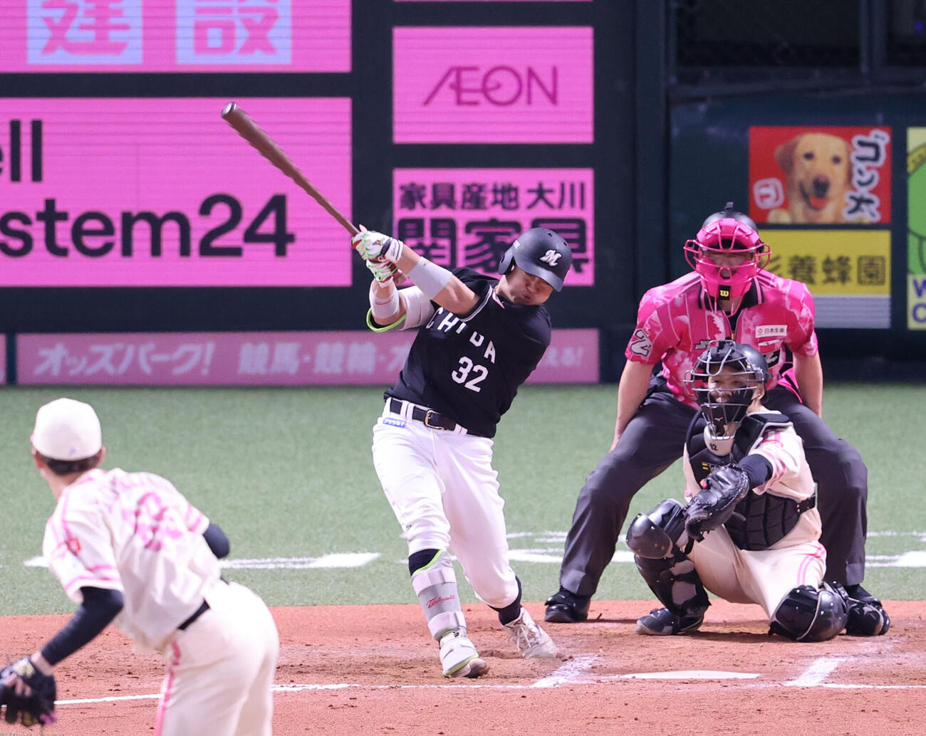 ソフトバンク対ロッテ　8回表ロッテ1死、佐藤都志也は右越えに同点本塁打を放つ（撮影・梅根麻紀）