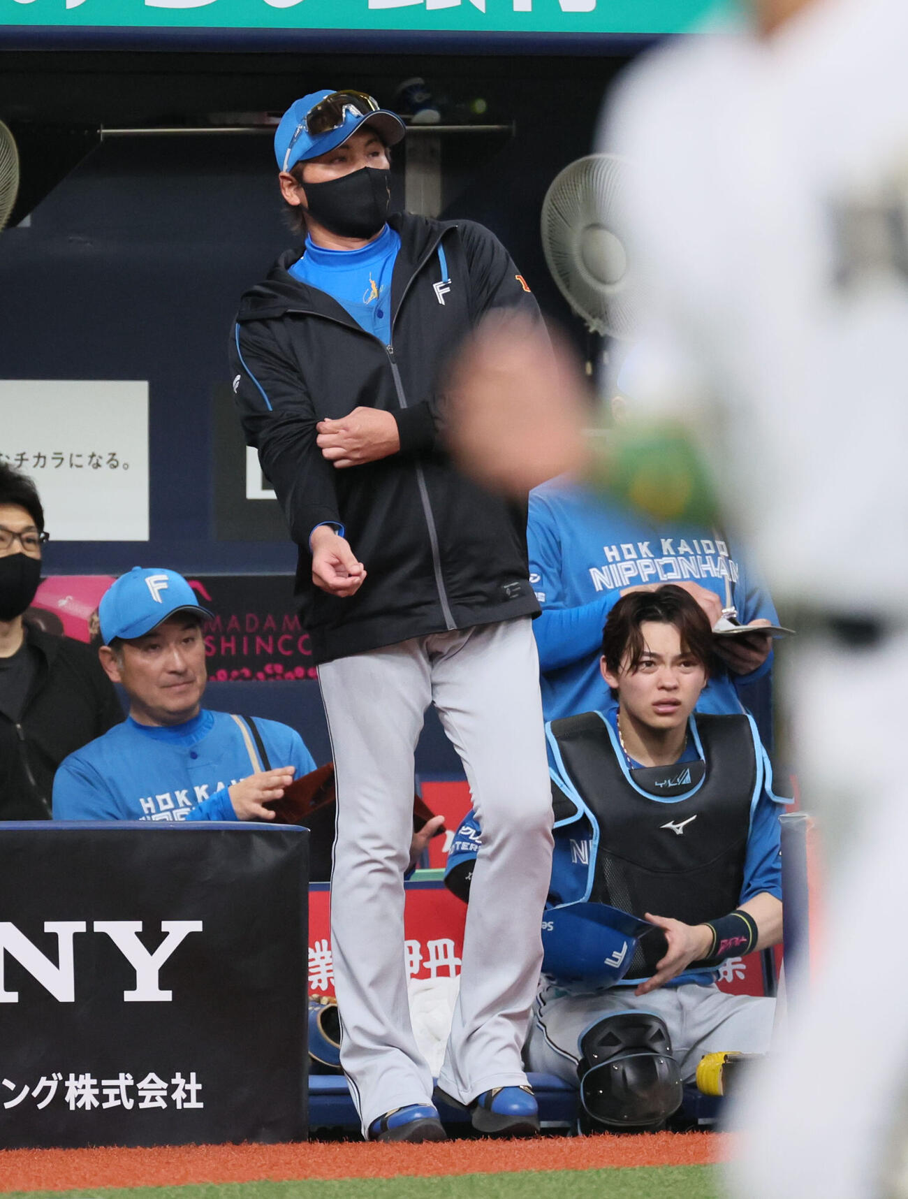 オリックス対日本ハム　5回、交代を告げる日本ハム新庄剛志監督（撮影・宮崎幸一）