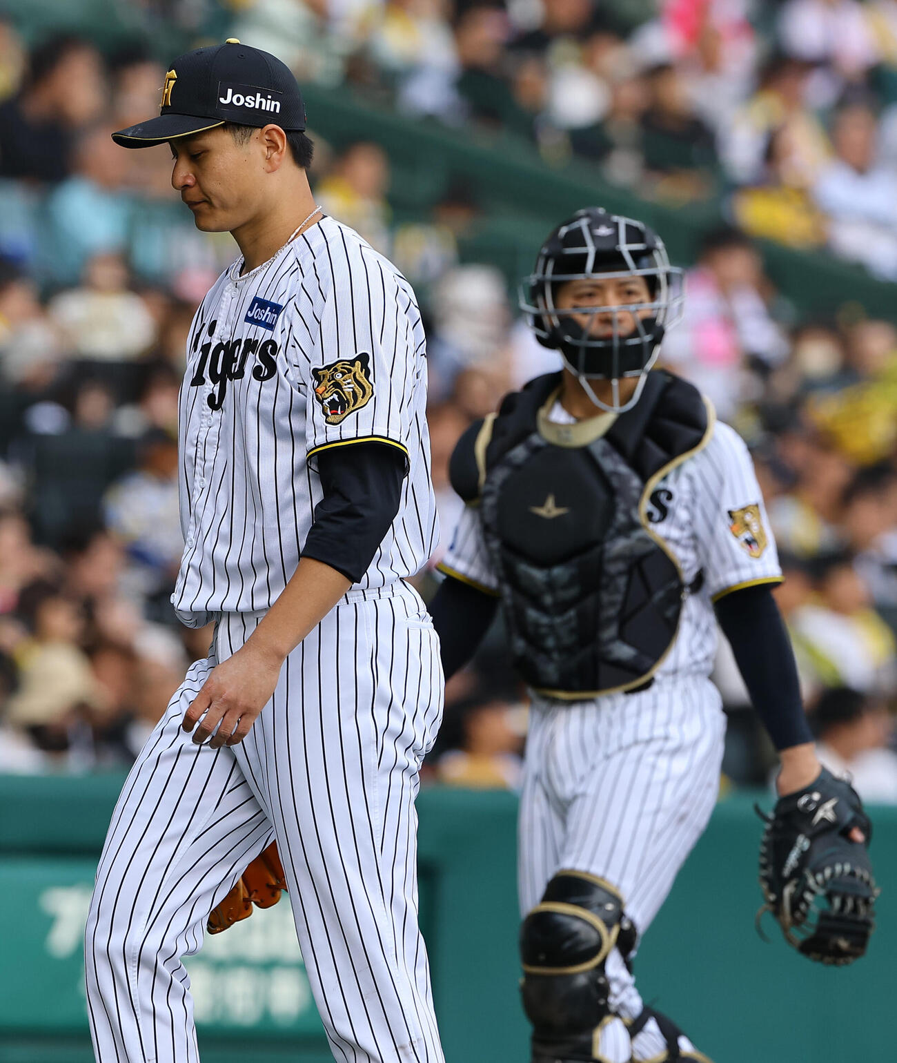 阪神対DeNA 8回、逆転を許した大竹耕太郎は視線を落としてベンチに引き揚げる（撮影・上田博志）