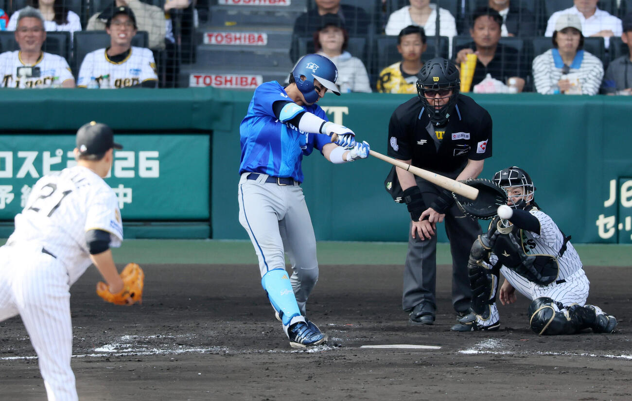 阪神対DeNA 8回表DeNA1死満塁、度会隆輝は左前2点適時打を放つ。投手大竹耕太郎（撮影・加藤哉）