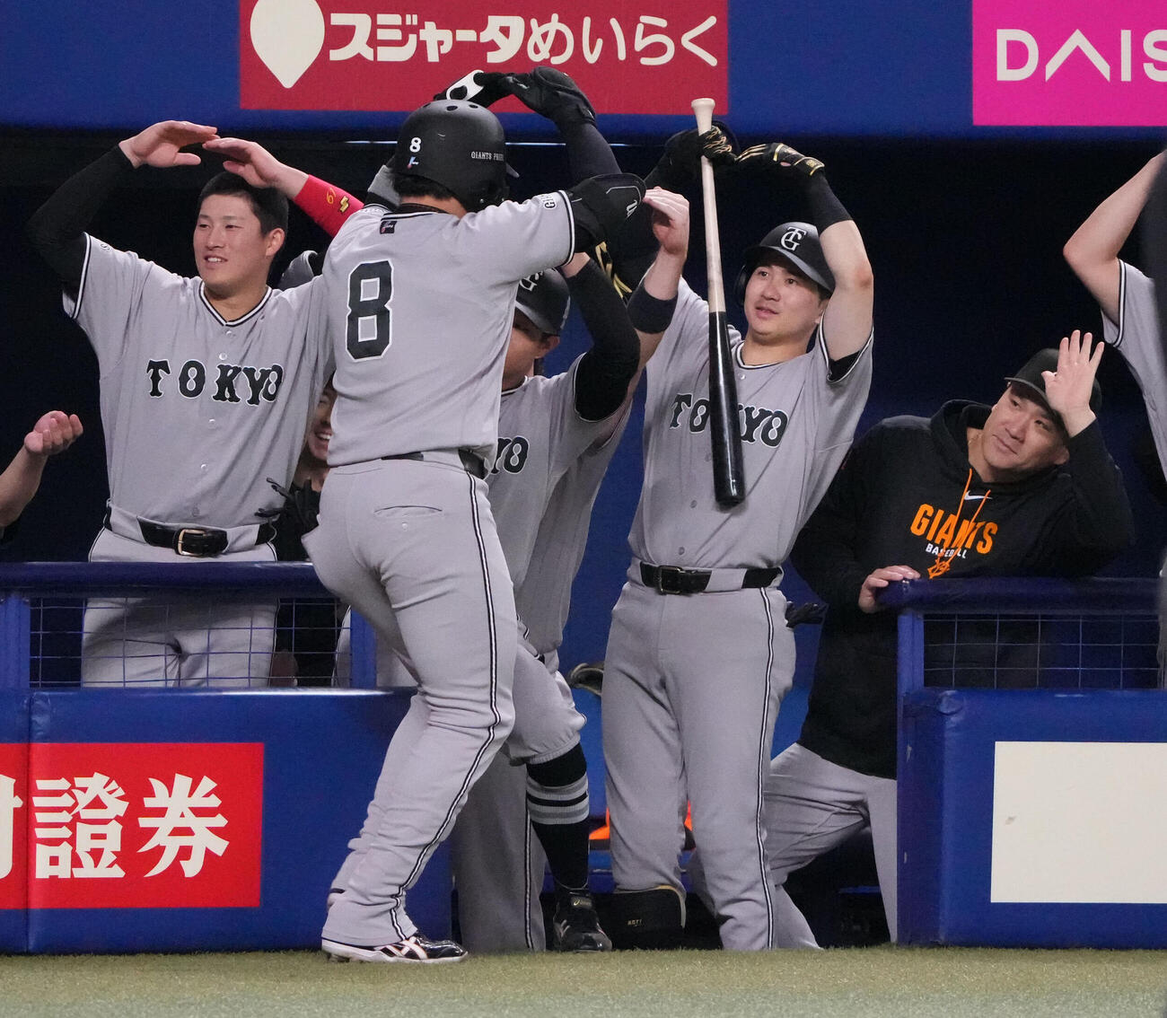 中日対巨人　8回表巨人1死一塁、田中将大（右）は2点本塁打を放った丸佳浩を迎える（撮影・森本幸一）