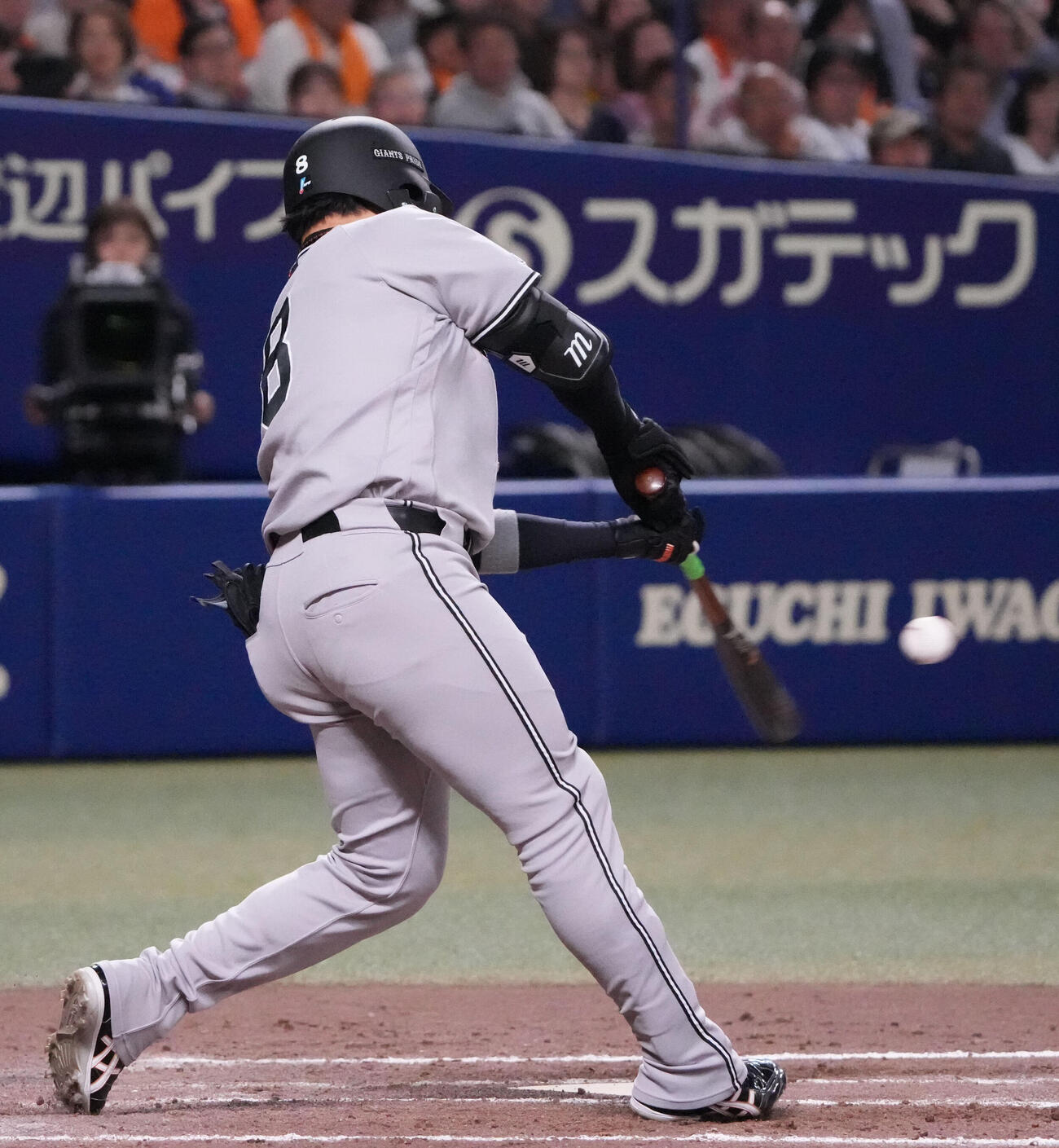 中日対巨人　8回表巨人1死一塁、2点本塁打を放つ丸佳浩（撮影・森本幸一）