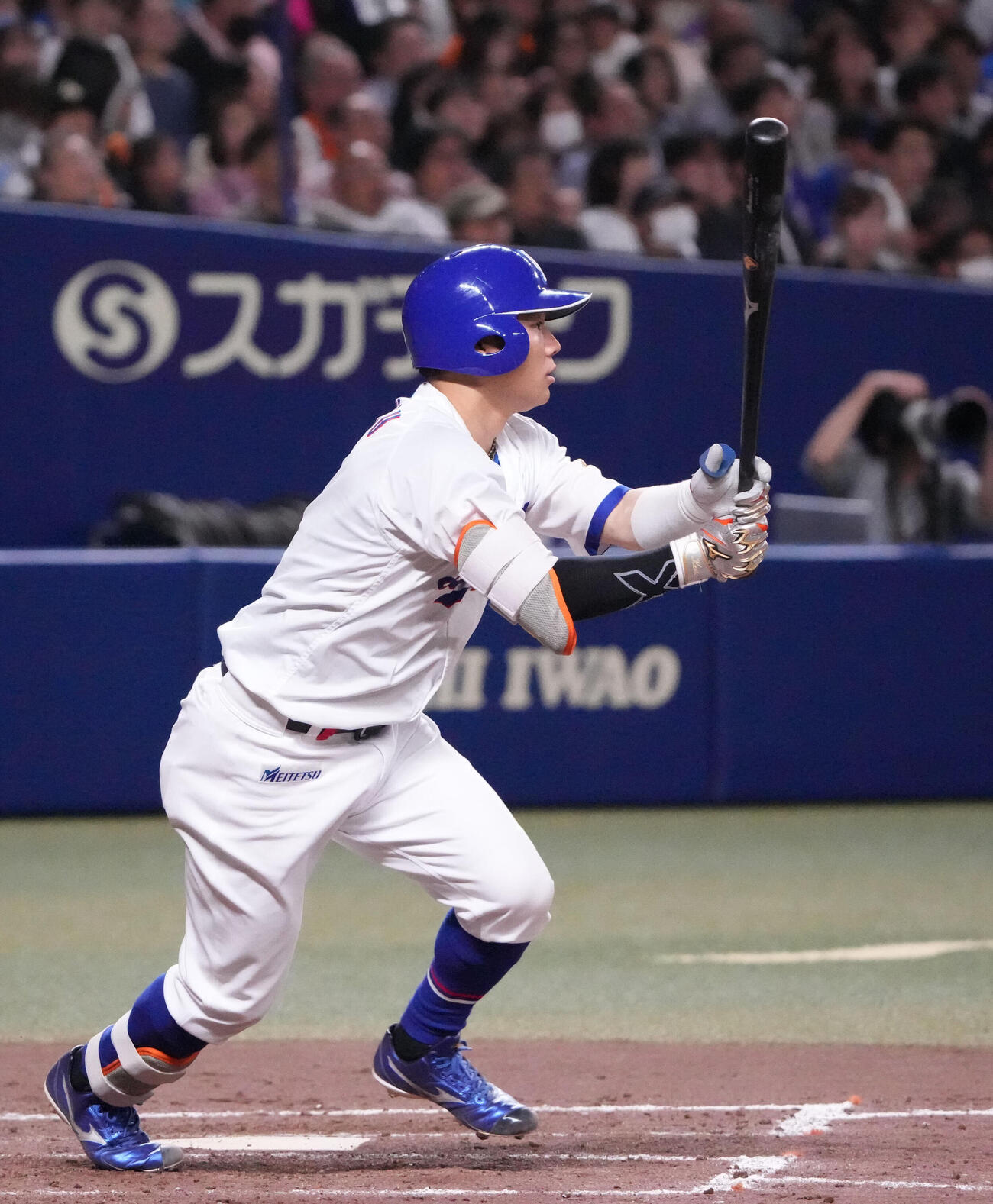 中日対巨人　5回裏中日1死二塁、適時二塁打を放つ村松開人（撮影・森本幸一）
