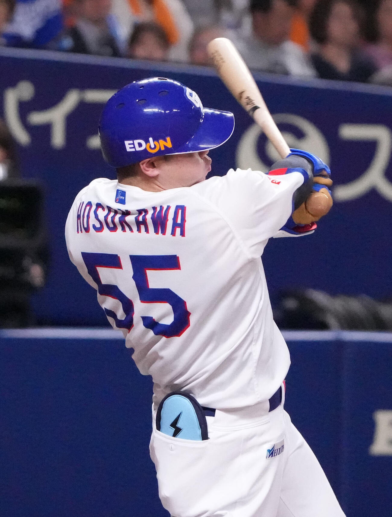 中日対巨人　5回裏中日2死二塁、適時打を放つ細川成也（撮影・森本幸一）
