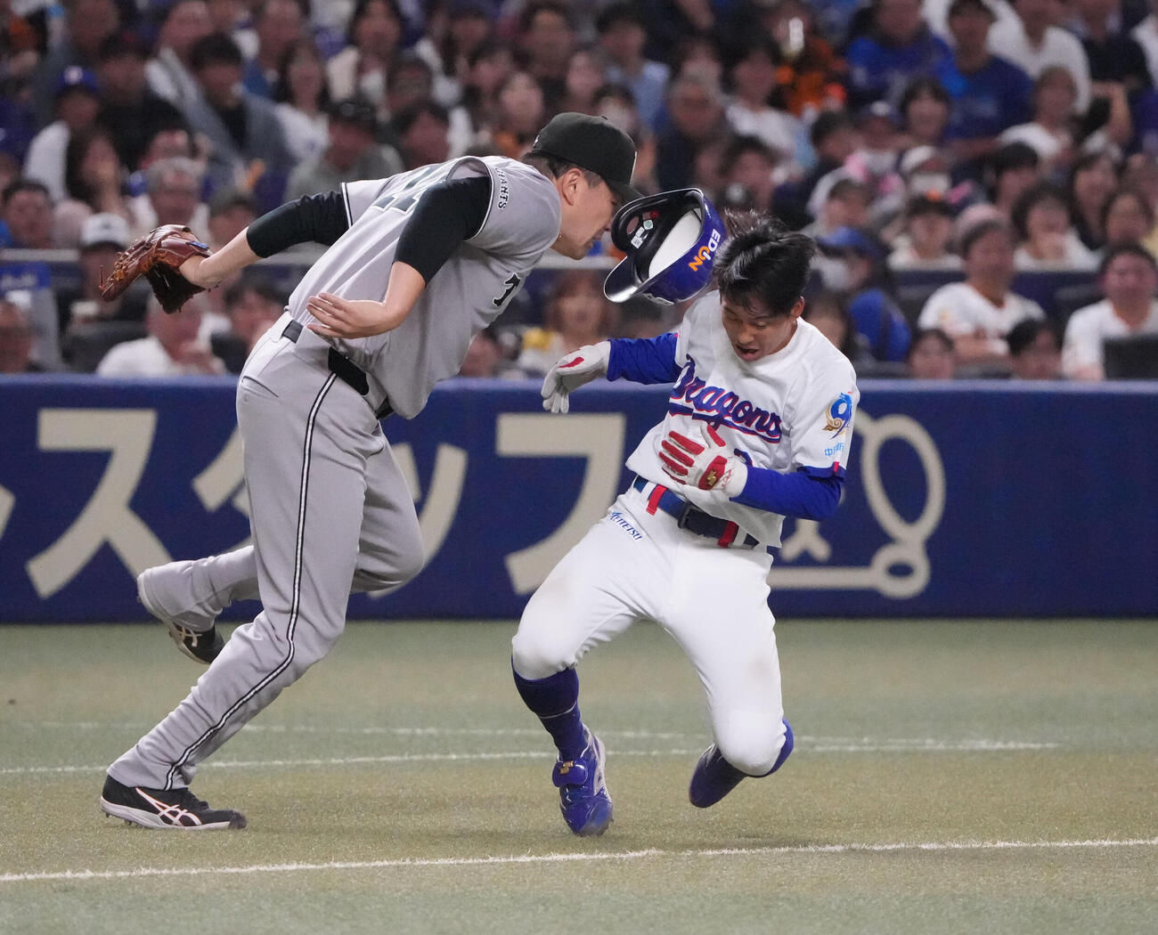 中日対巨人　5回裏中日1死三塁、田中将大（左）は三走・田中幹也と接触し走塁妨害となる（撮影・森本幸一）