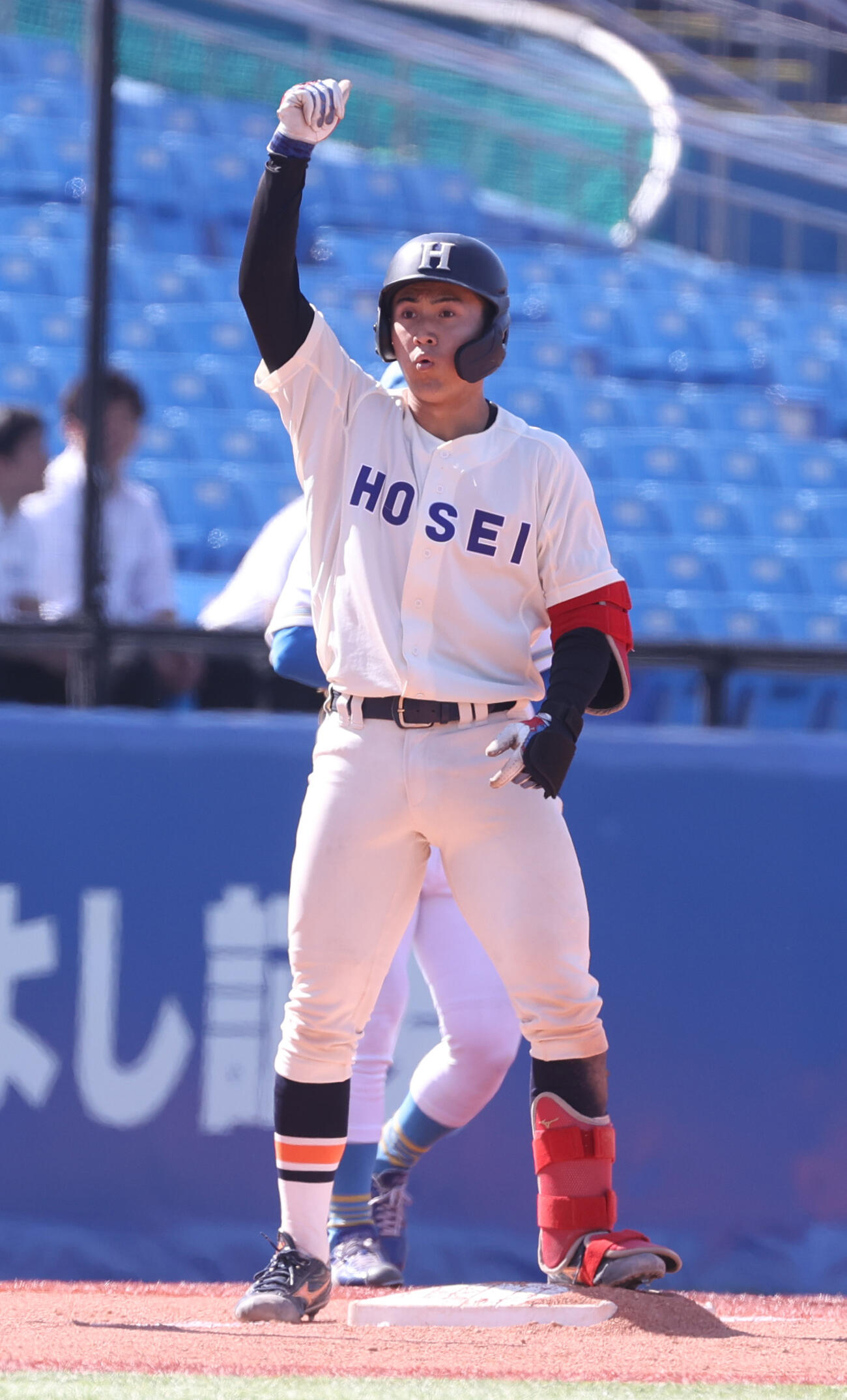 東大対法大6回裏法大2死一塁、土肥憲将は適時三塁打を放ちガッツポーズする